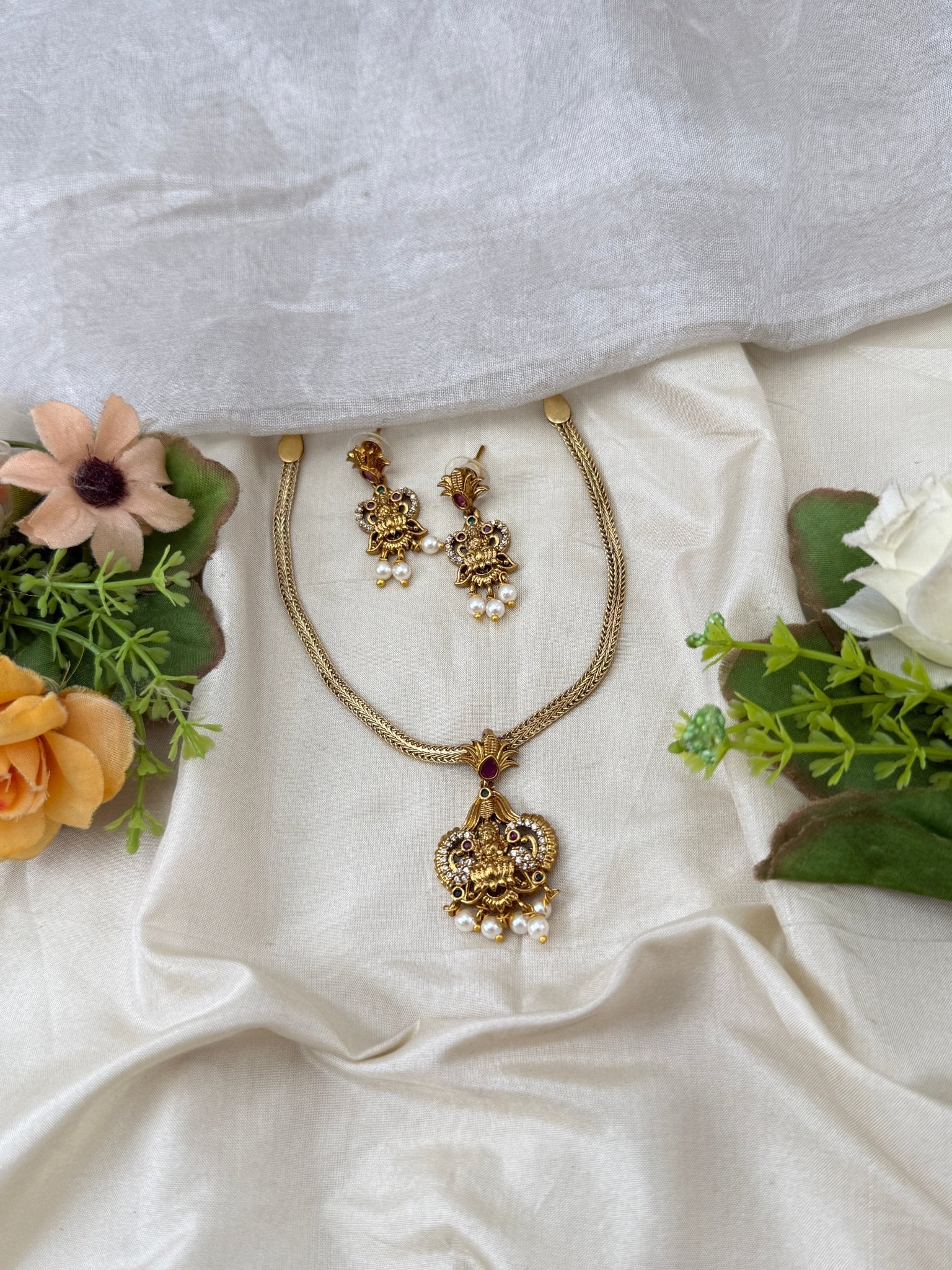 Antique Lakshmi Stone Pendant Short Necklace Set | No315 - Mahilas