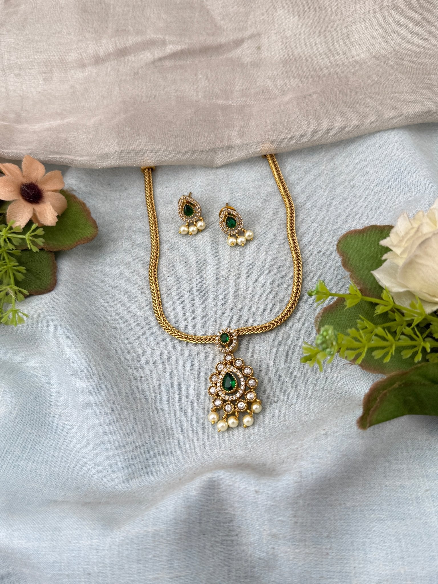 Antique Pendant Necklace Set | No283 - Mahilas