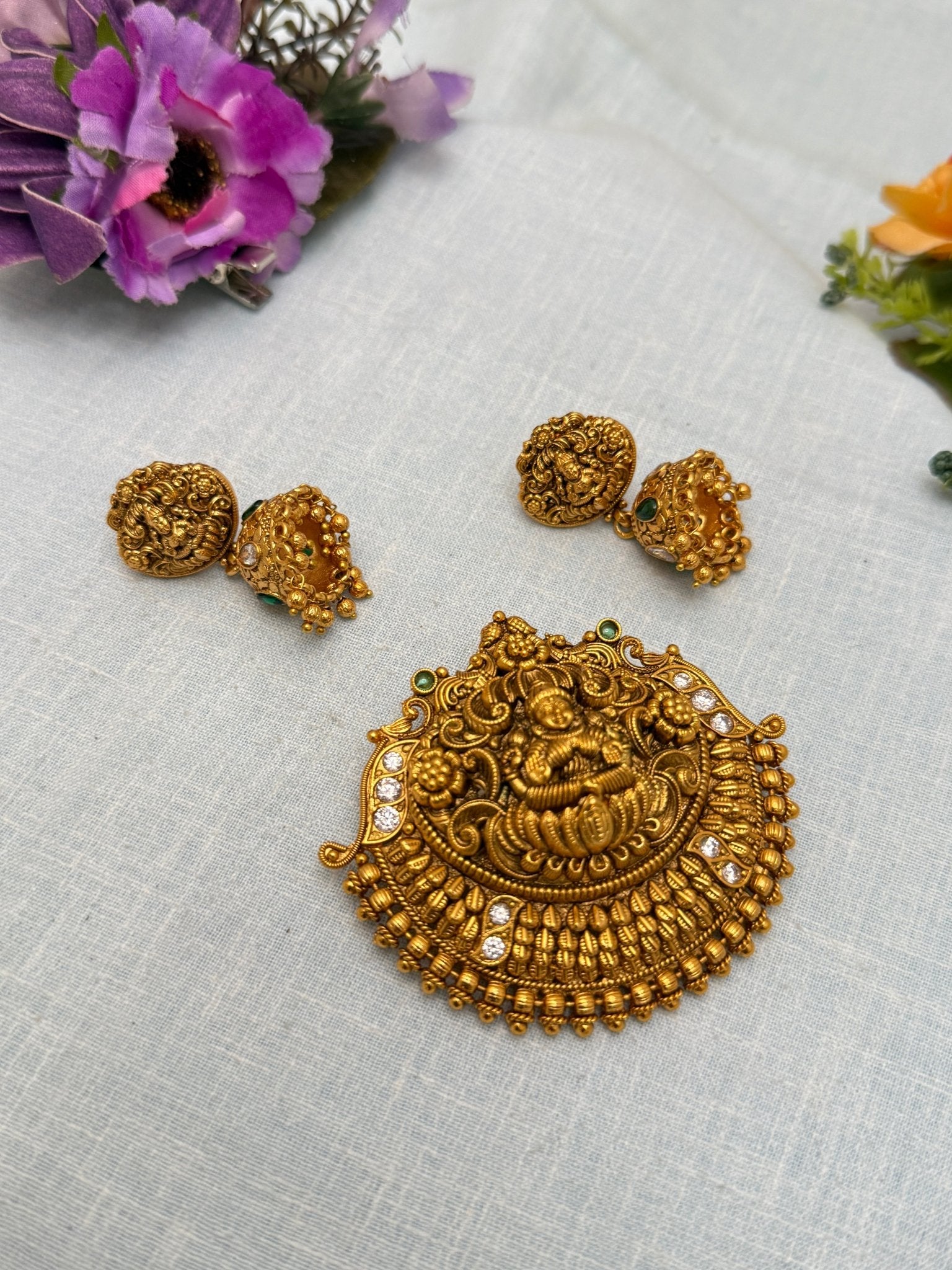 Antique Pendant With Earrings 075 - Mahilas
