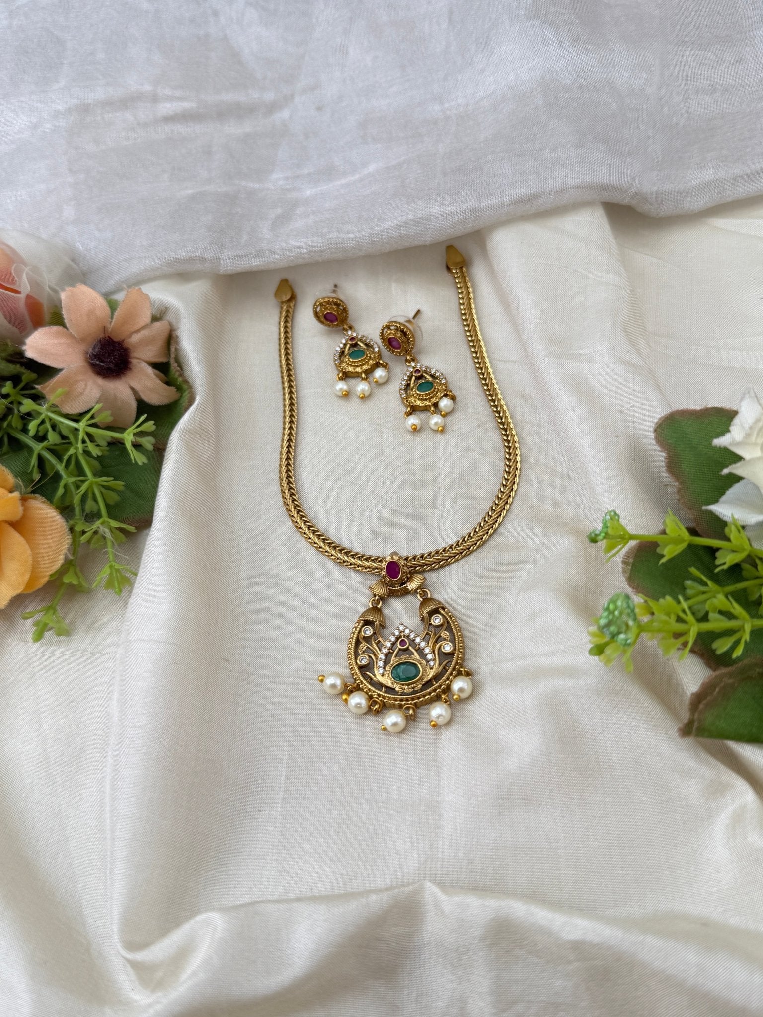 Antique Stone Pendant Short Necklace Set | No311 - Mahilas
