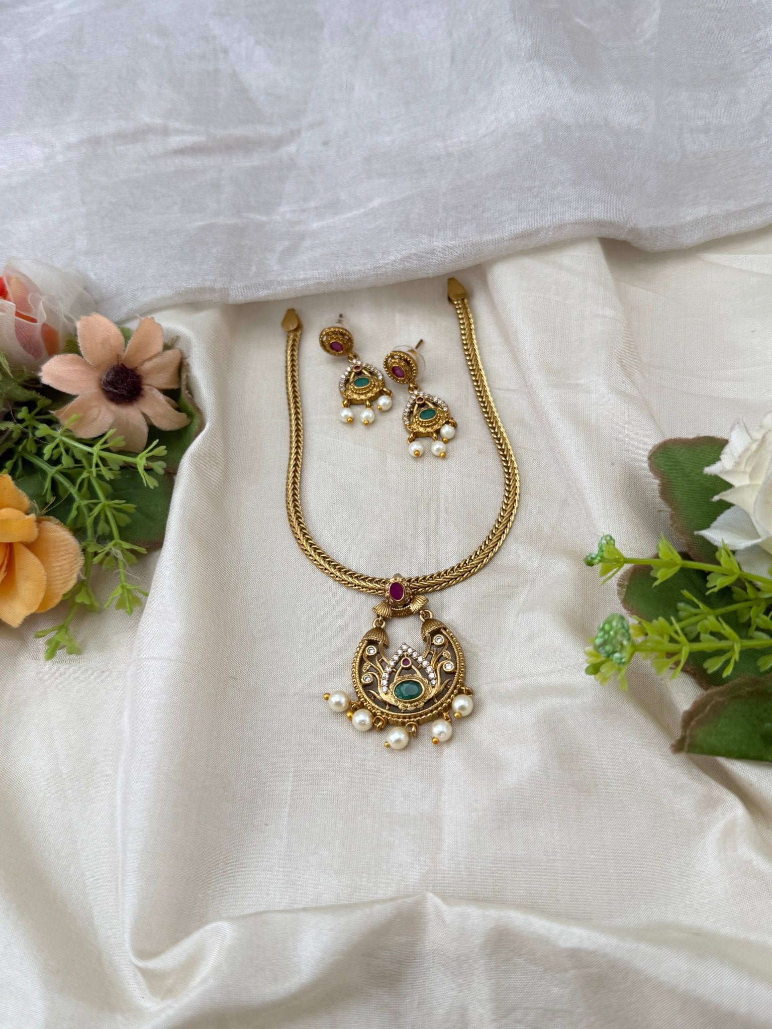 Antique Stone Pendant Short Necklace Set | No311 - Mahilas