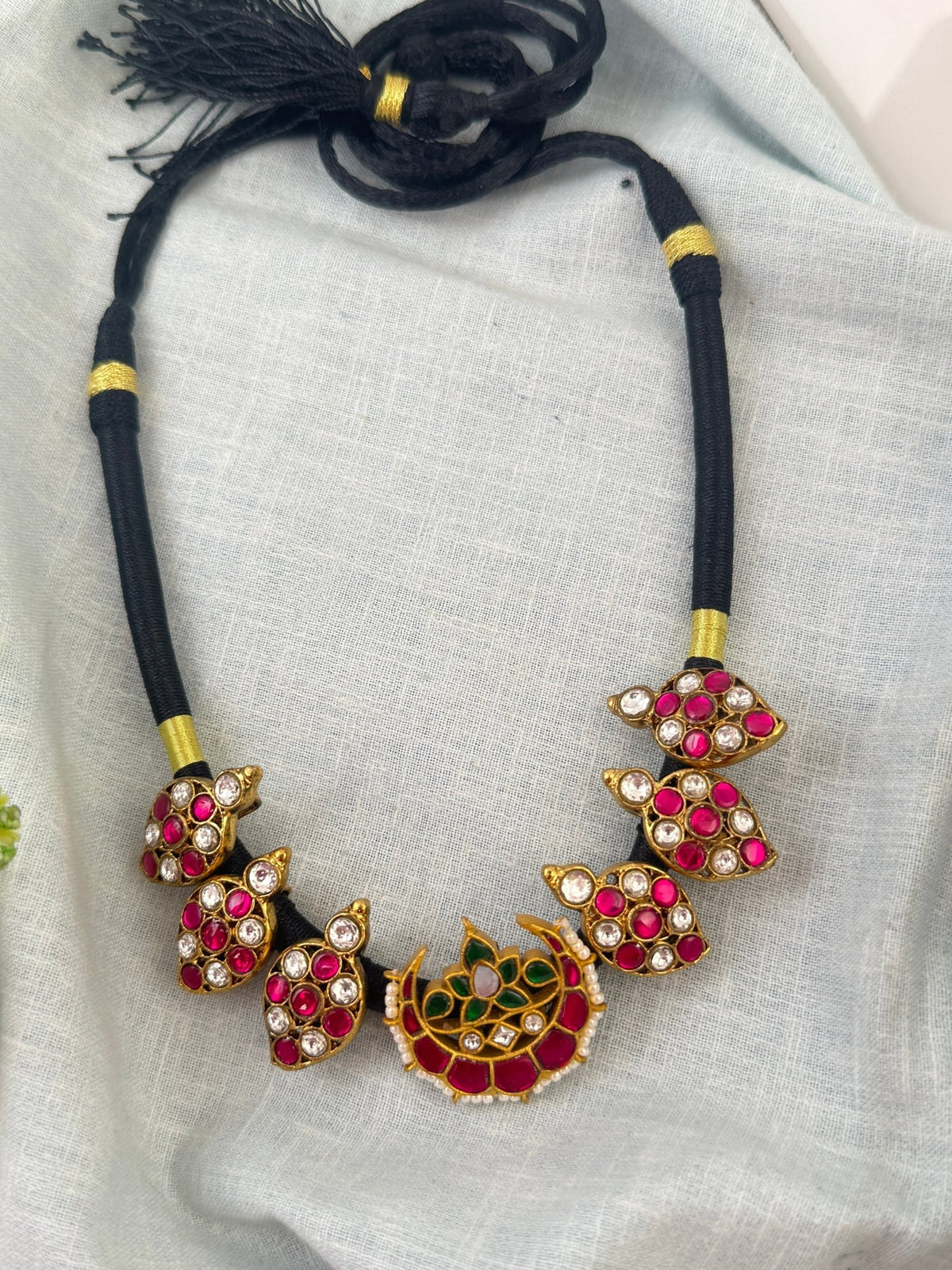 Black Threads Jadau Kundan Short Necklace | N0584 - Mahilas