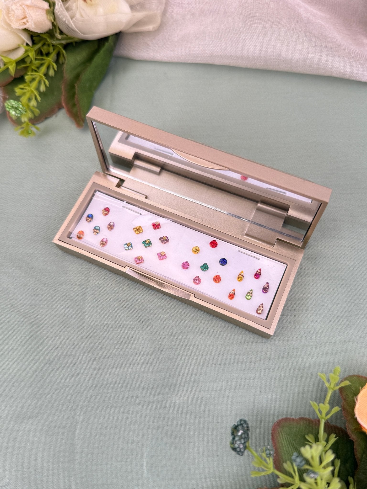 Designer Grand Bindi Box 582 - Mahilas