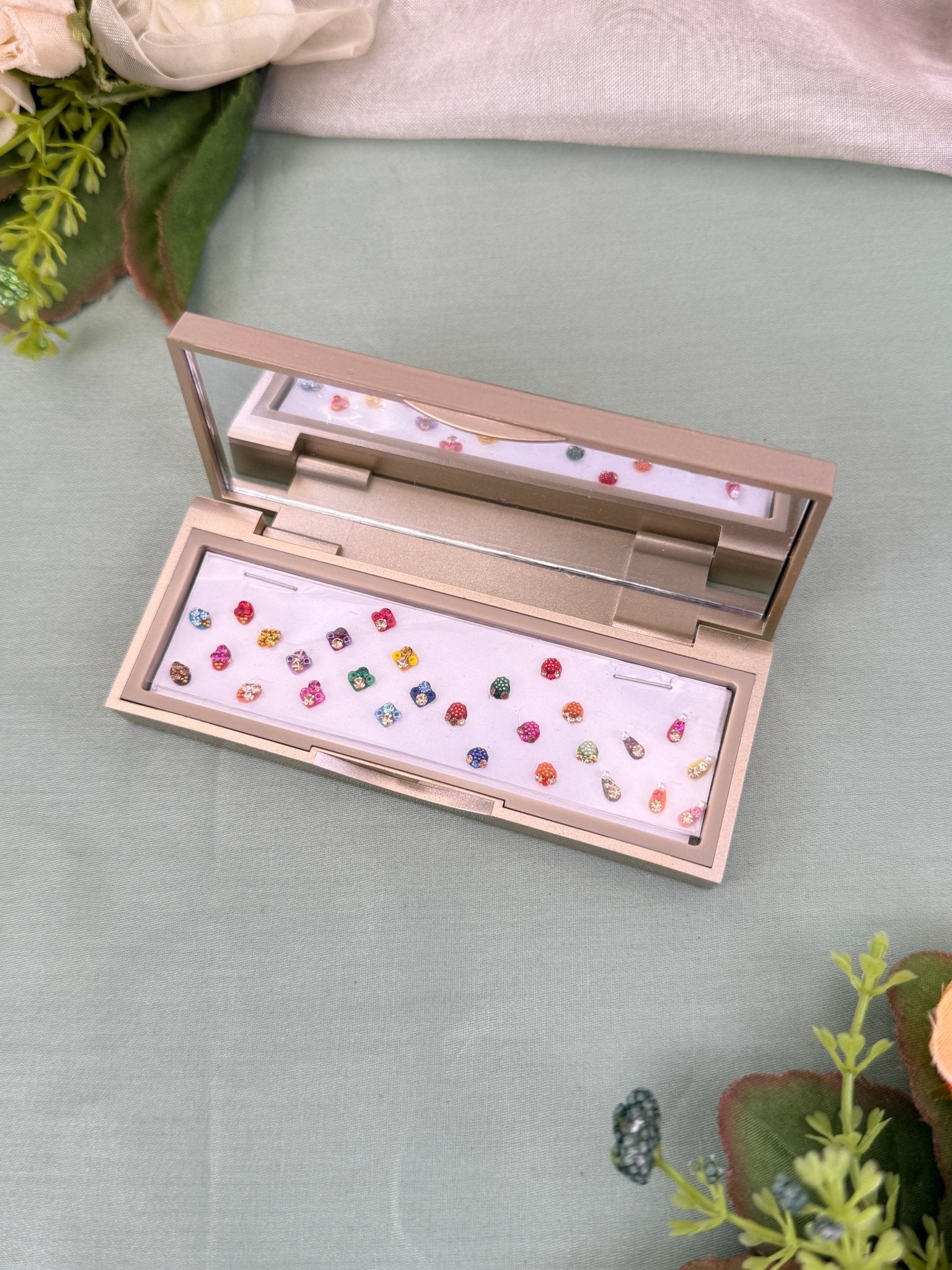 Designer Grand Bindi Box 585 - Mahilas