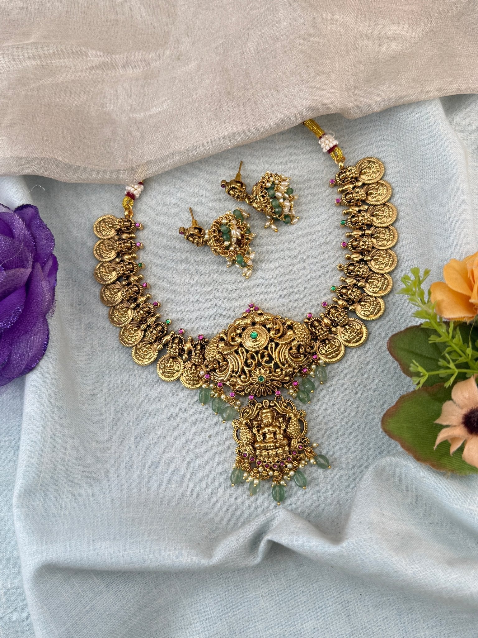 Jadau Kundan Necklace Kaasu Pendant Royal Short Set | N0019 - Mahilas