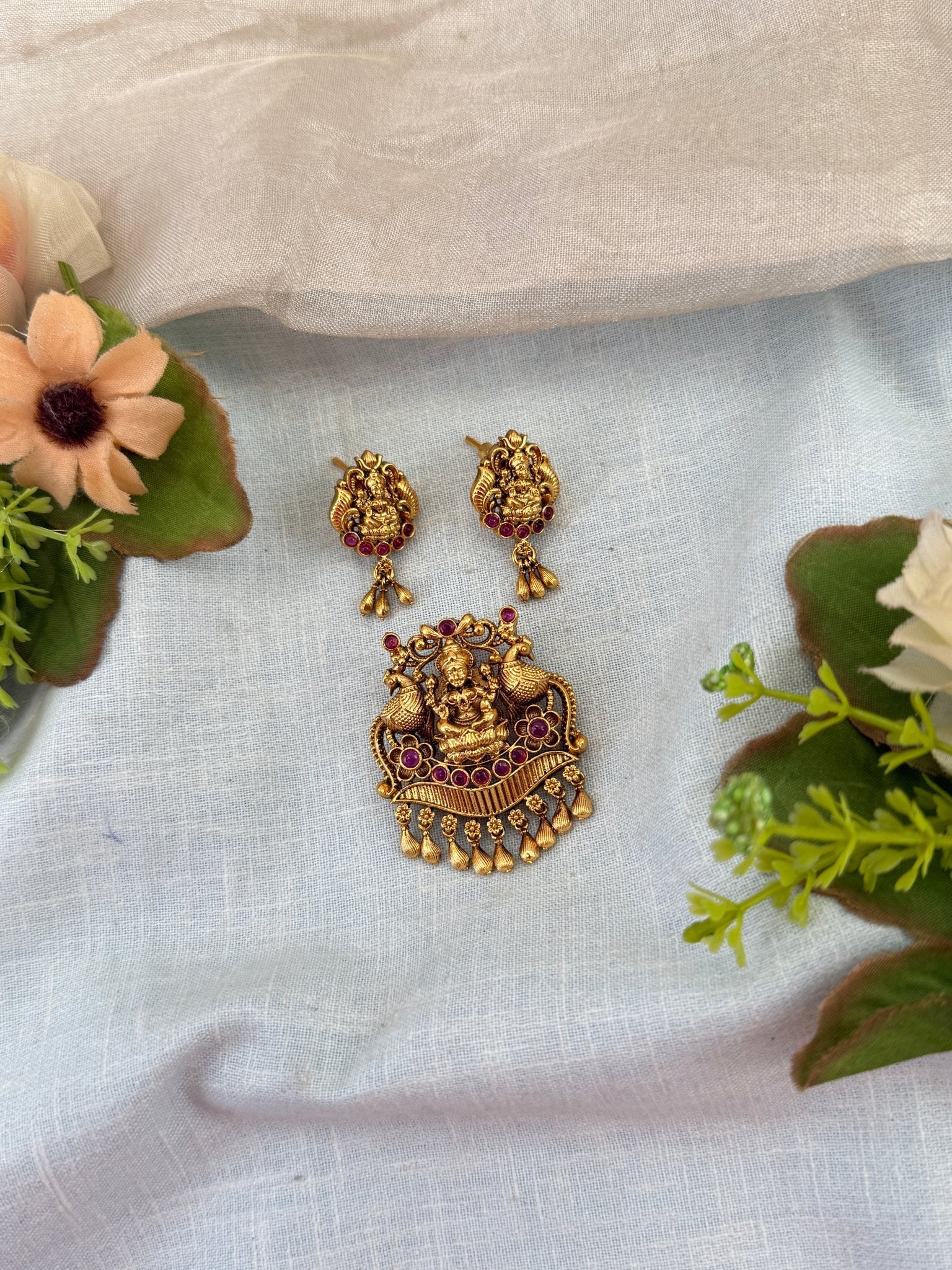 Luxurioius Antique Lakshmi Pendant with Earrings 352 - Mahilas