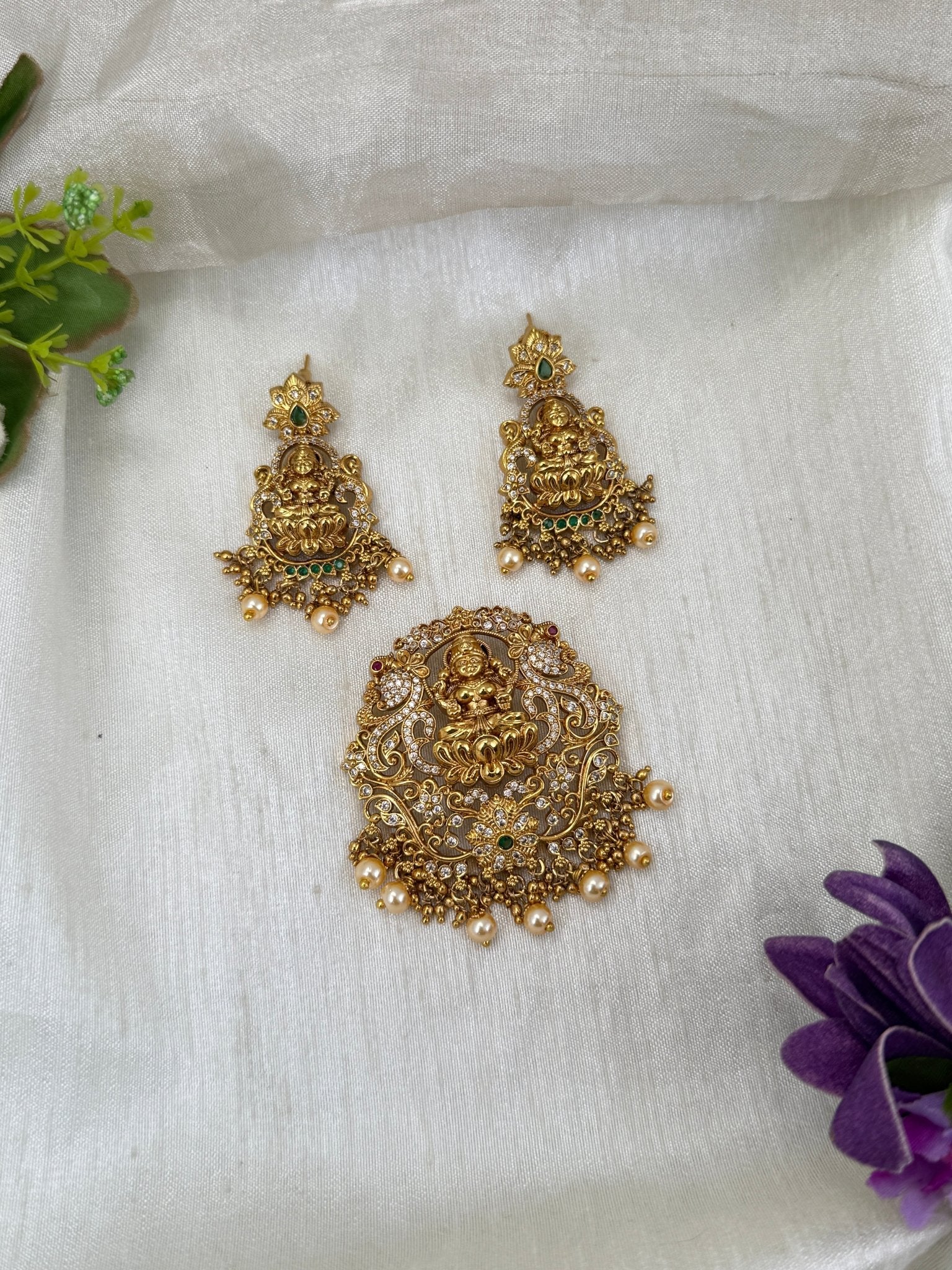 Luxurious Antique Lakshmi Pendant Set 236 - Mahilas