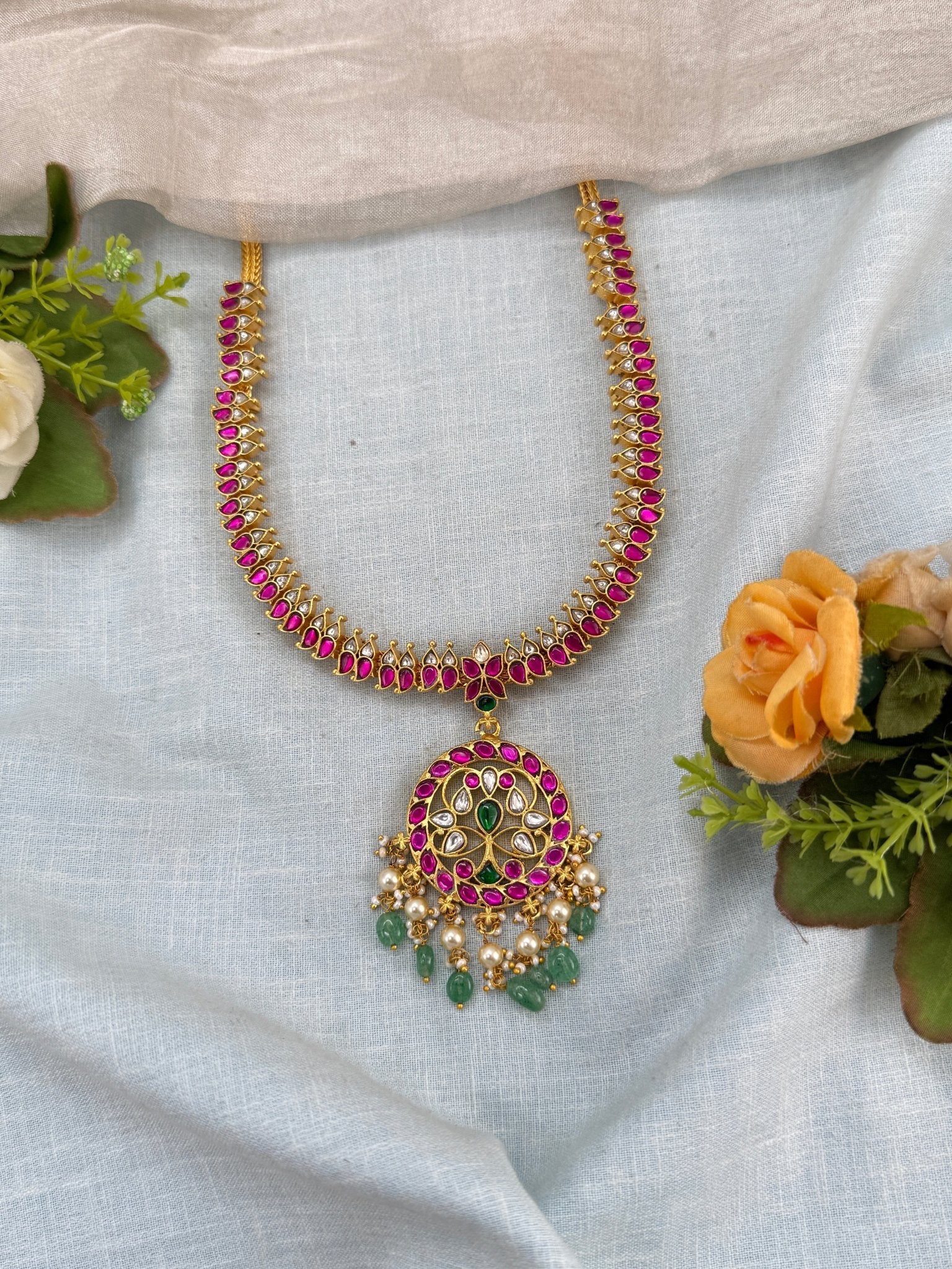 Luxurious Jadau Kundan Pendant Short Necklace Set 0980 - Mahilas