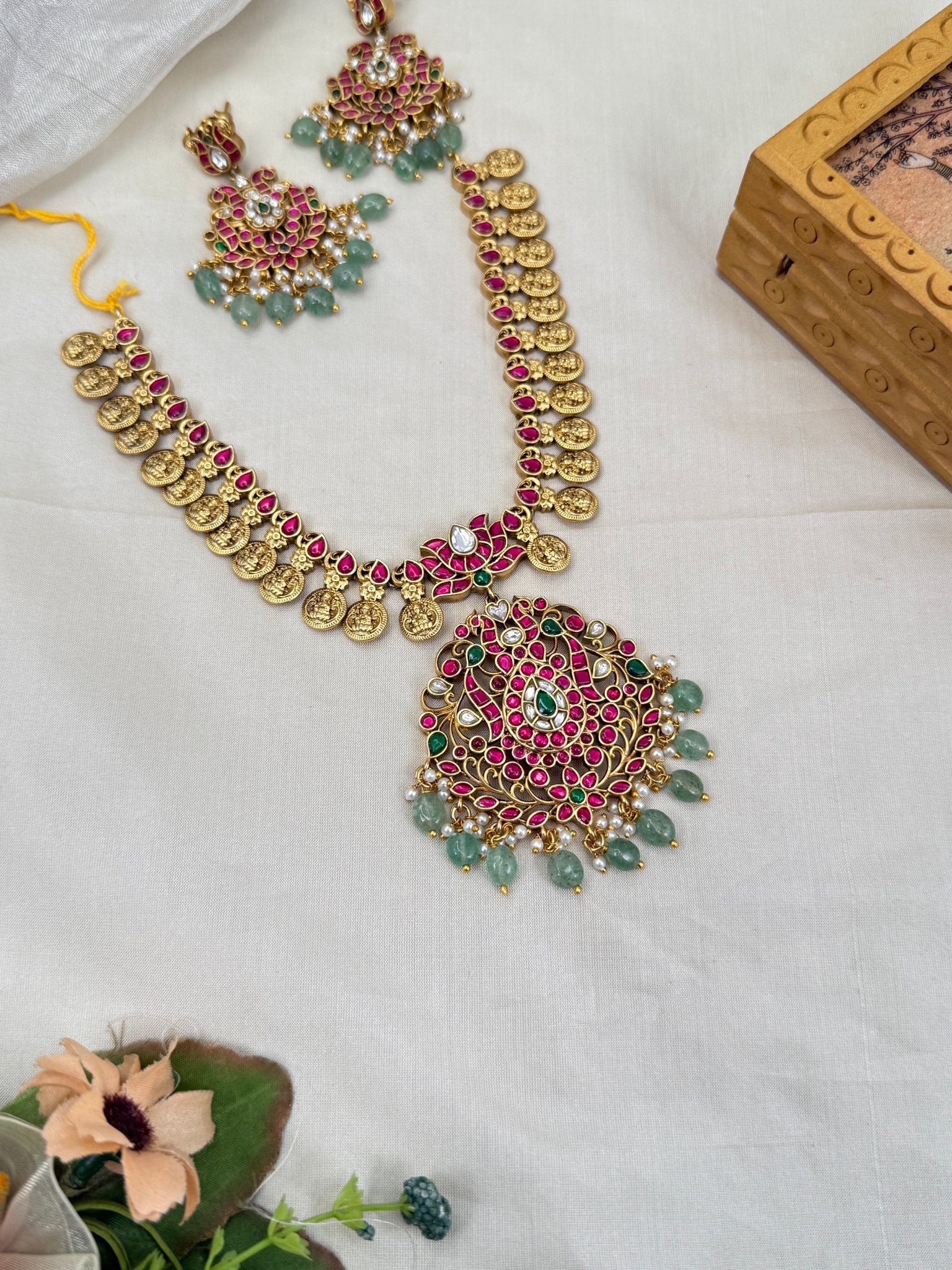 Luxurious Jadau Pendant Kaasu Short Necklace Set 751 - Mahilas