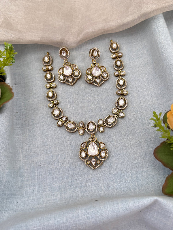 Luxurious Kundan Short Necklace Set 0720