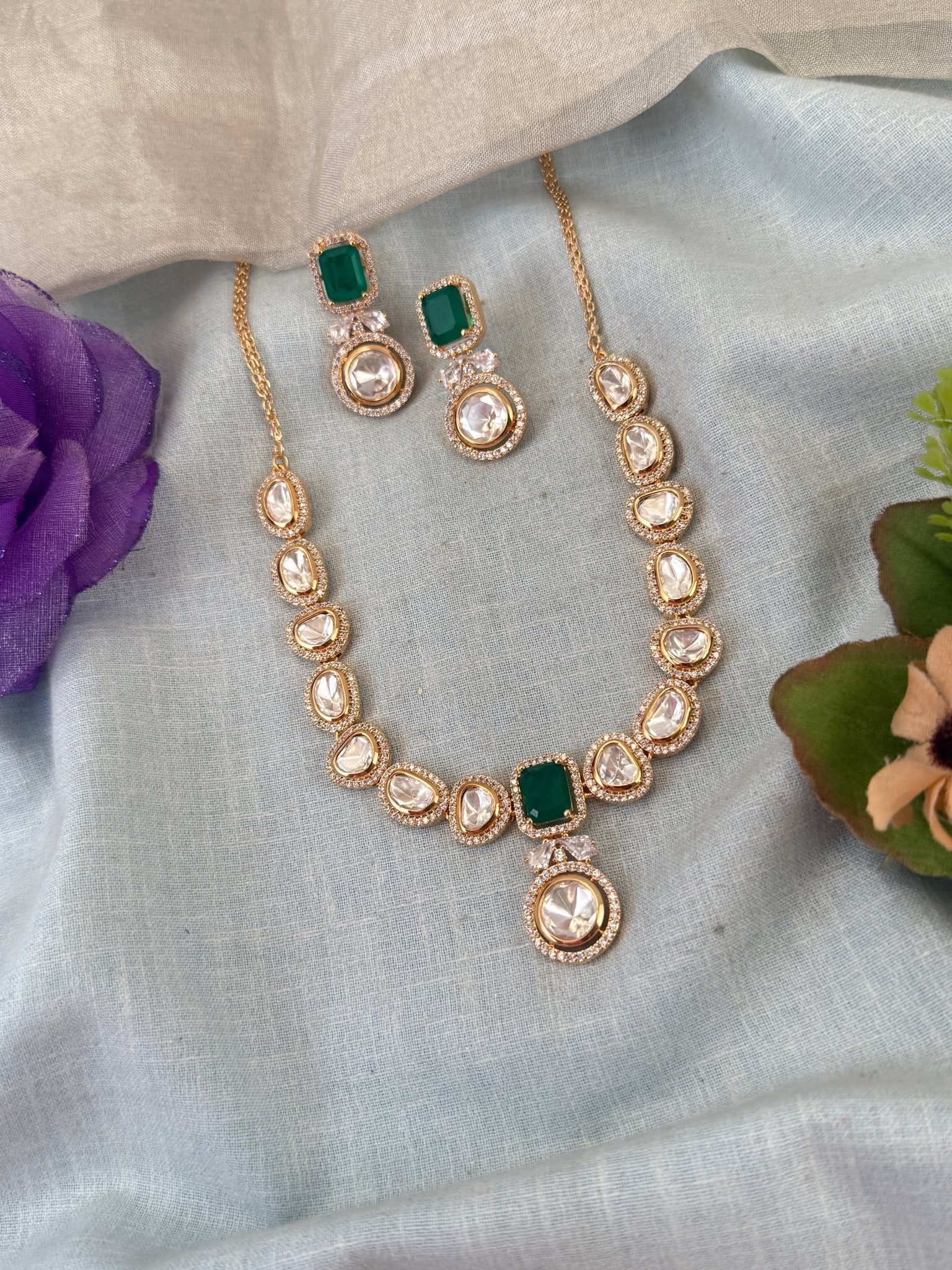 Luxurious Kundan Short Necklace Set 0722 - Mahilas