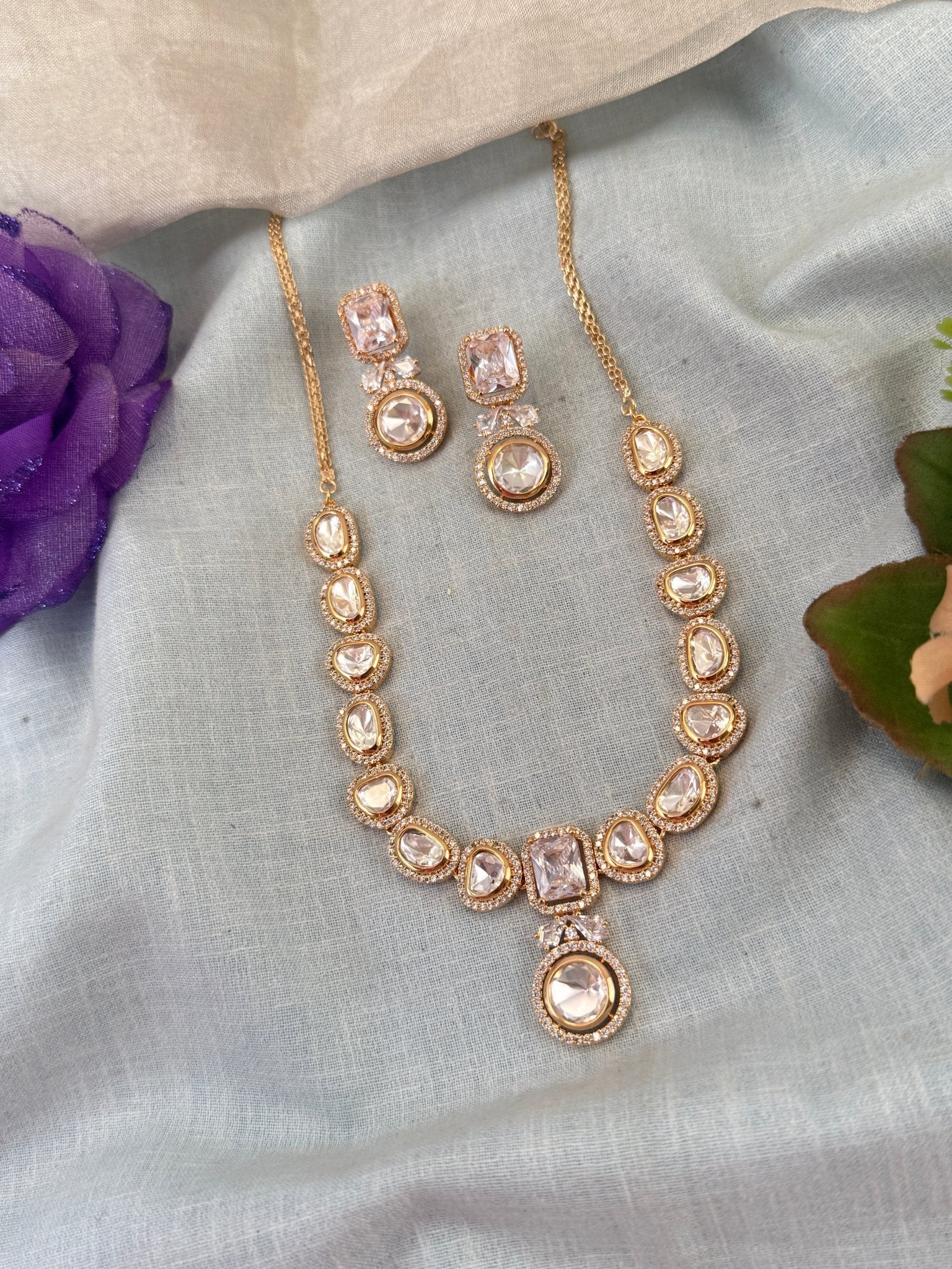 Luxurious Kundan Short Necklace Set 0723 - Mahilas