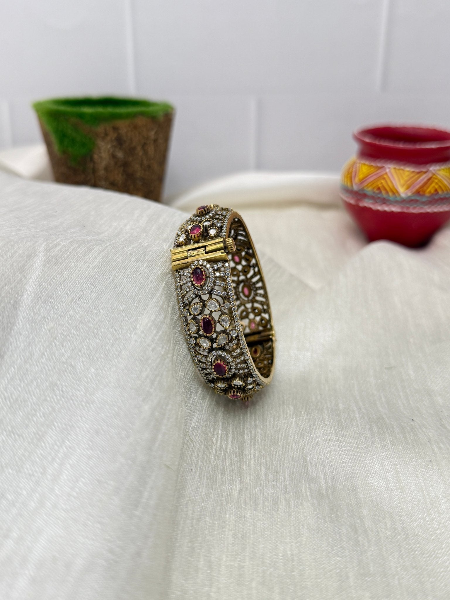 Luxurious Victorian Kundan Kada Bangle 1082 - Mahilas