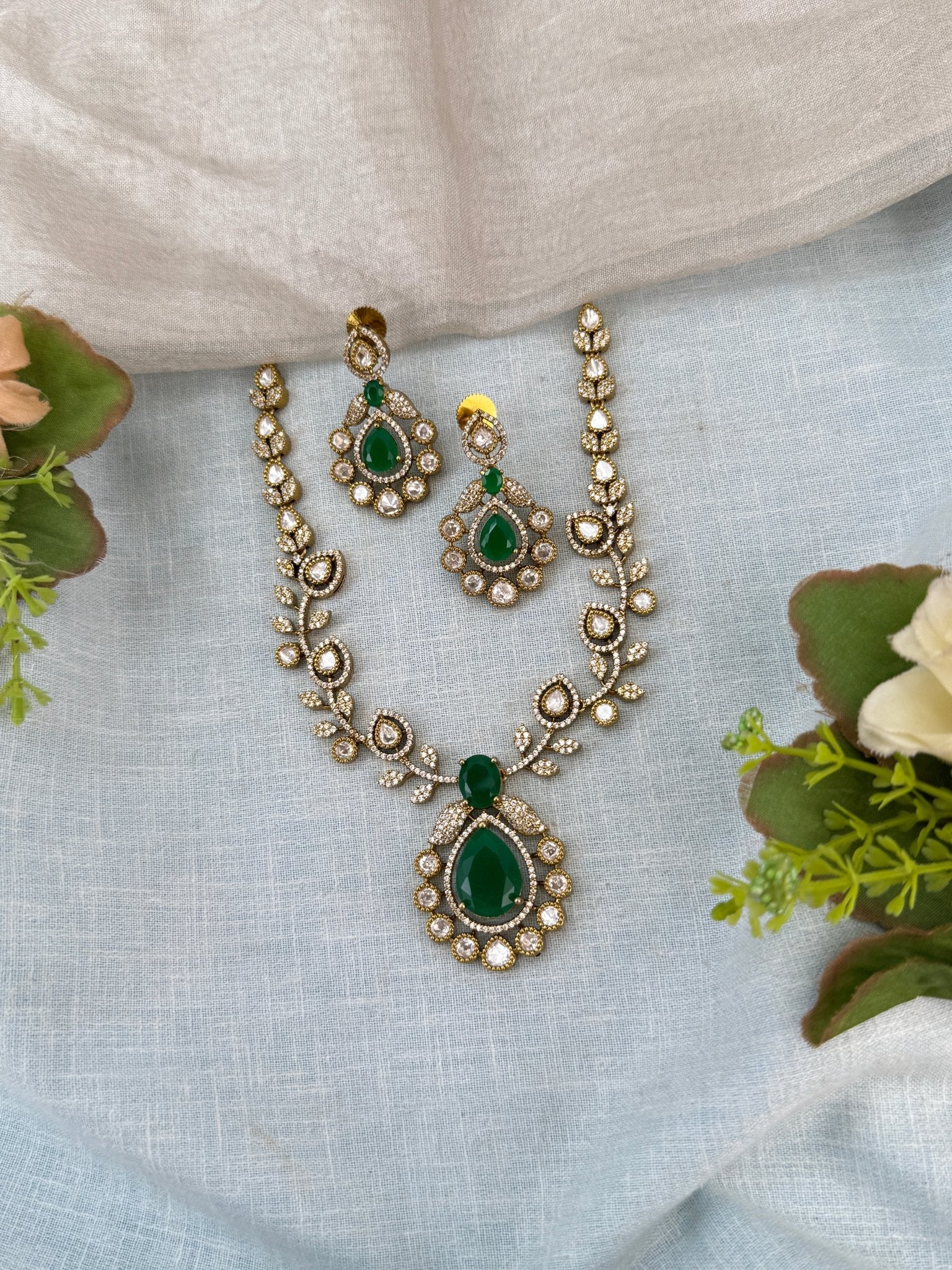 Luxurious Victorian Kundan Pendant Short Necklace Set 743 - Mahilas