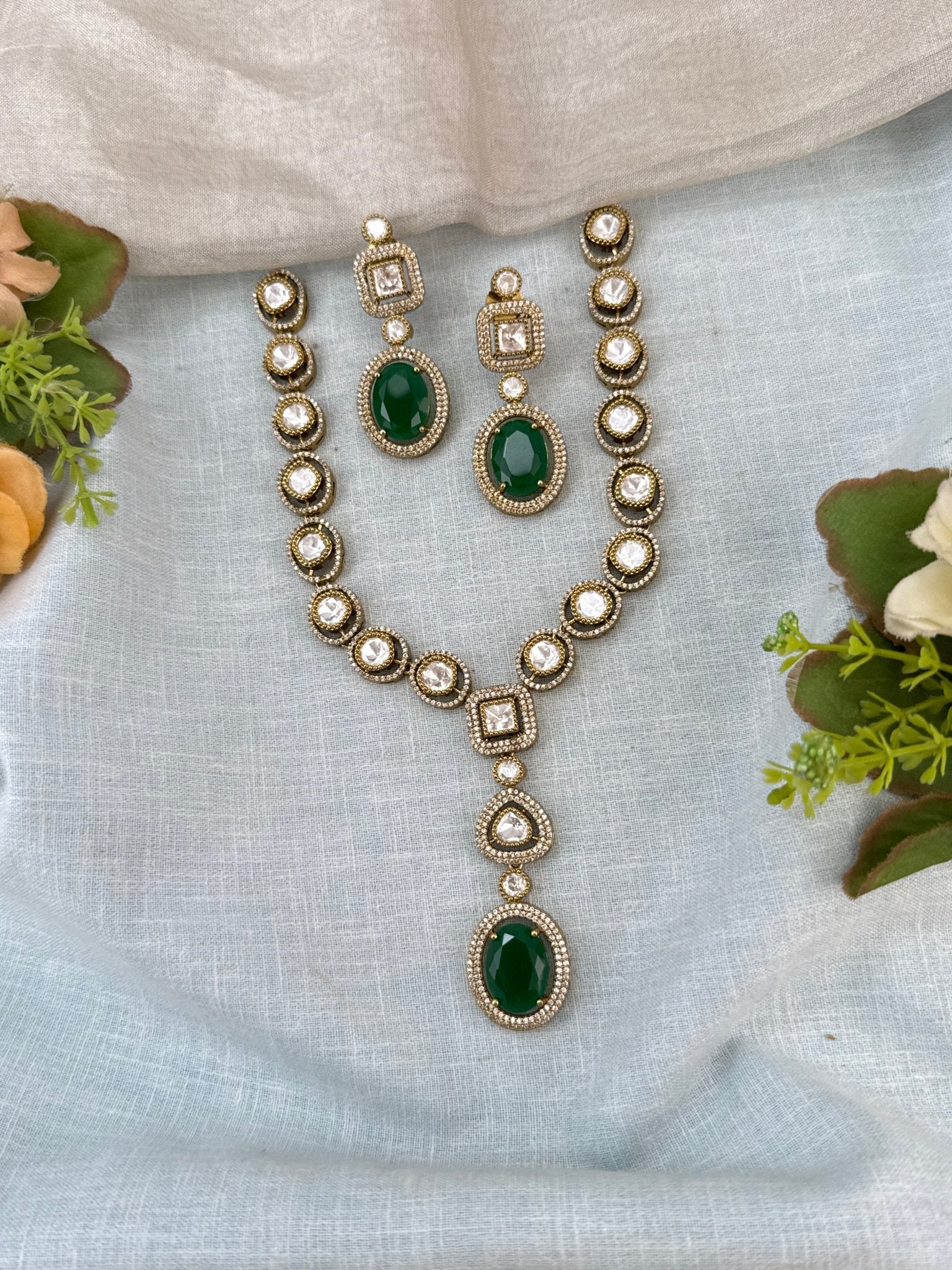 Luxurious Victorian Kundan Stone Pendant Short Necklace Set 746 - Mahilas