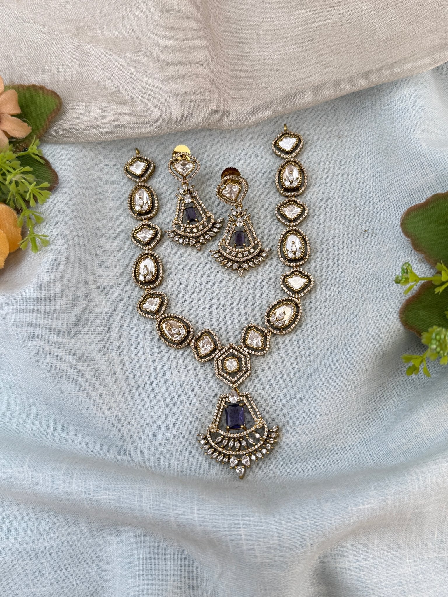 Luxurious Victorian Kundan Stone Pendant Short Necklace Set 760 - Mahilas