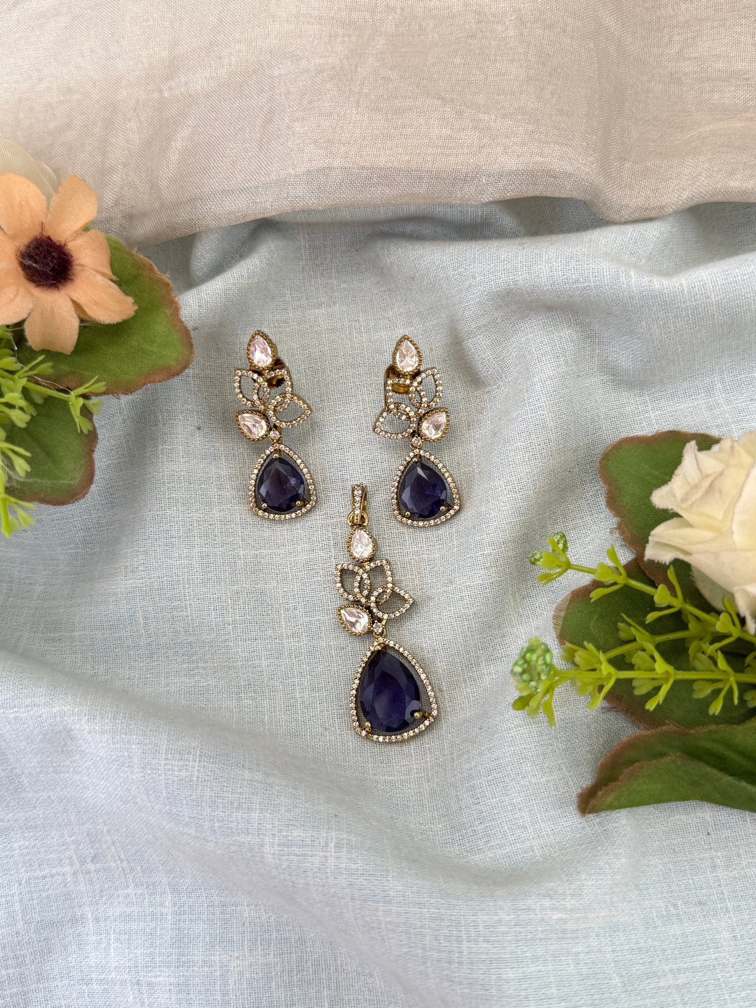 Luxurious Victorian Pendant With Earrings 363 - Mahilas