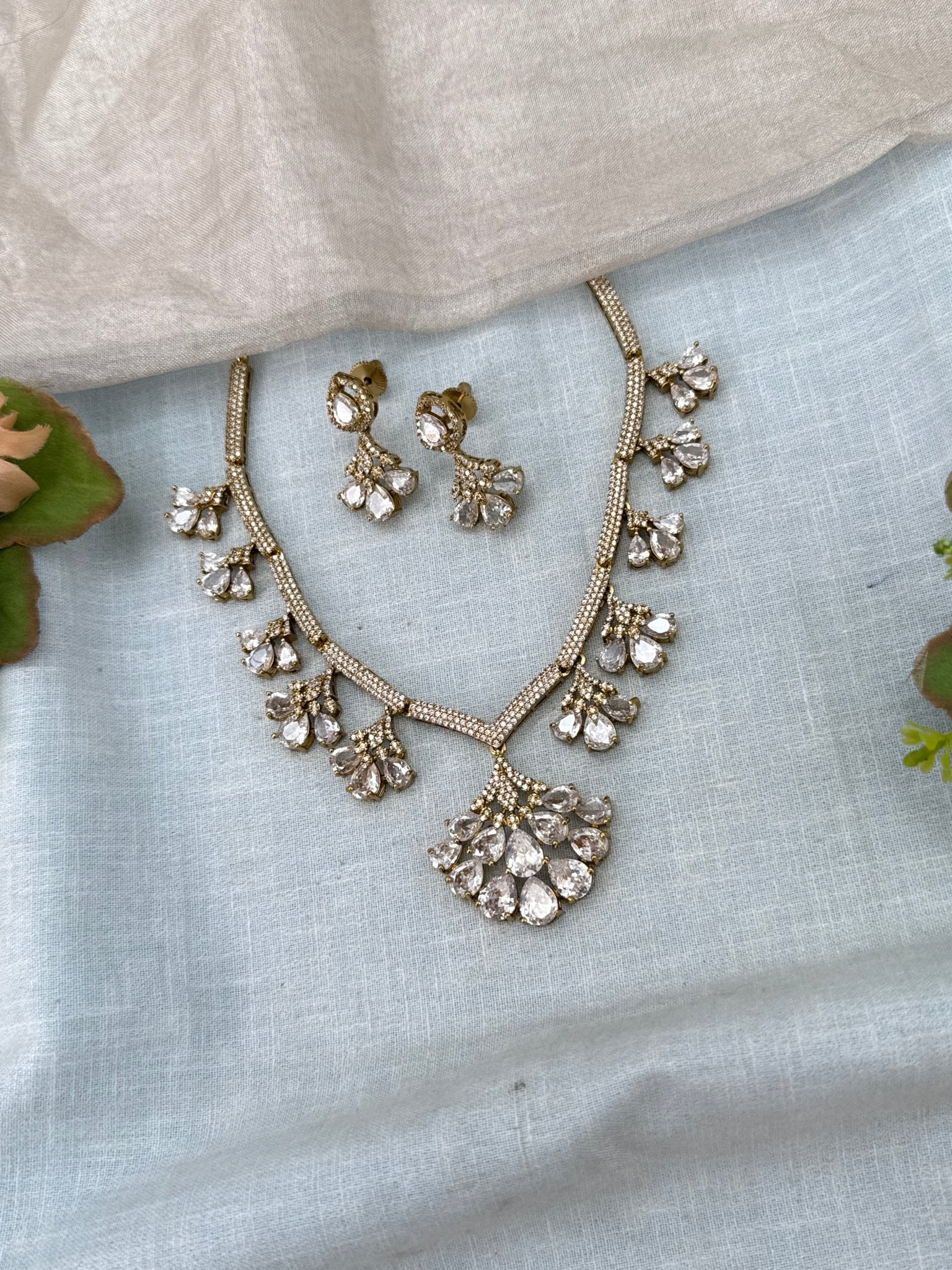 Luxurious Victorian Statement Short Necklace Set 711 - Mahilas