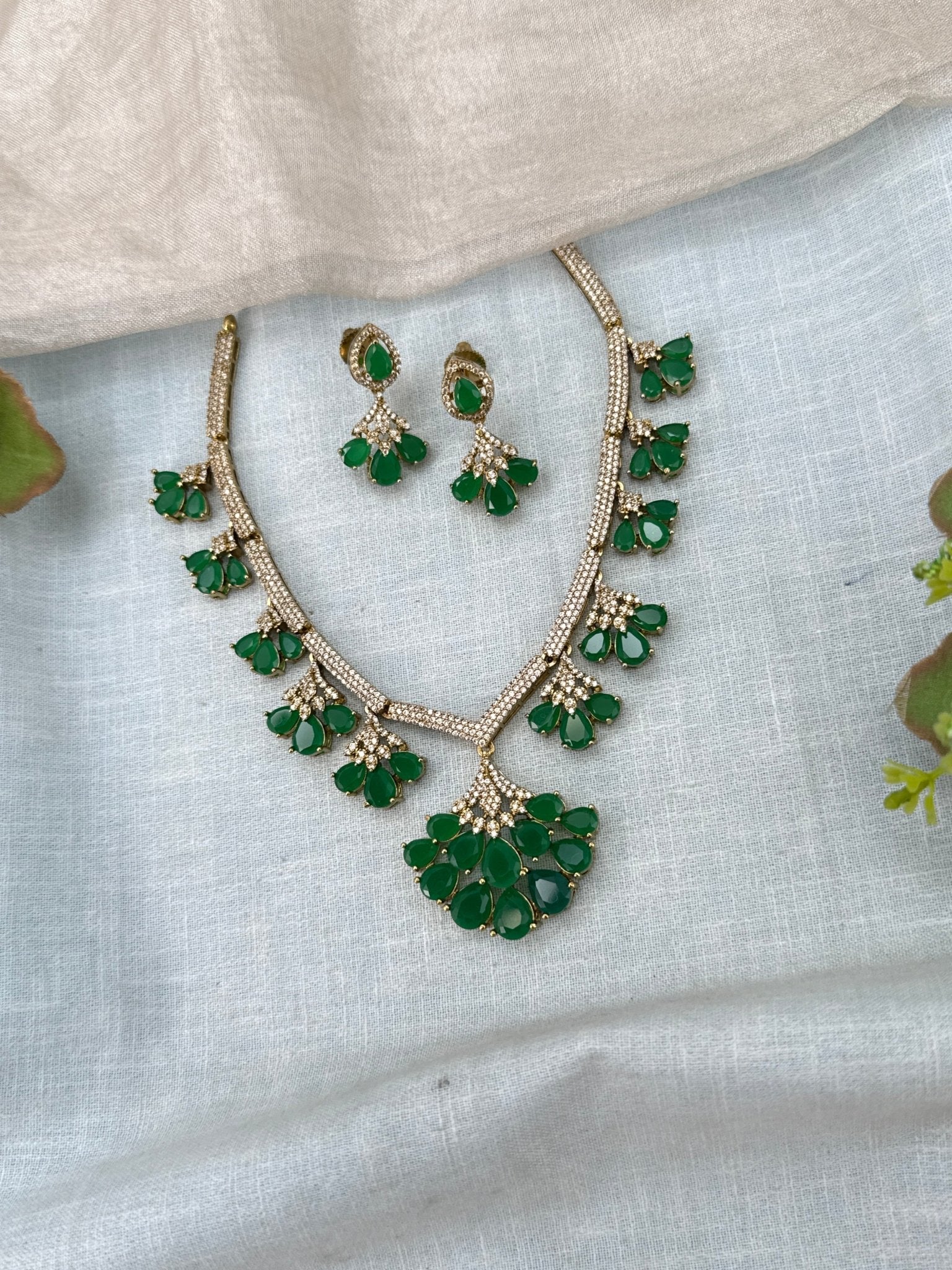 Luxurious Victorian Statement Short Necklace Set 712 - Mahilas