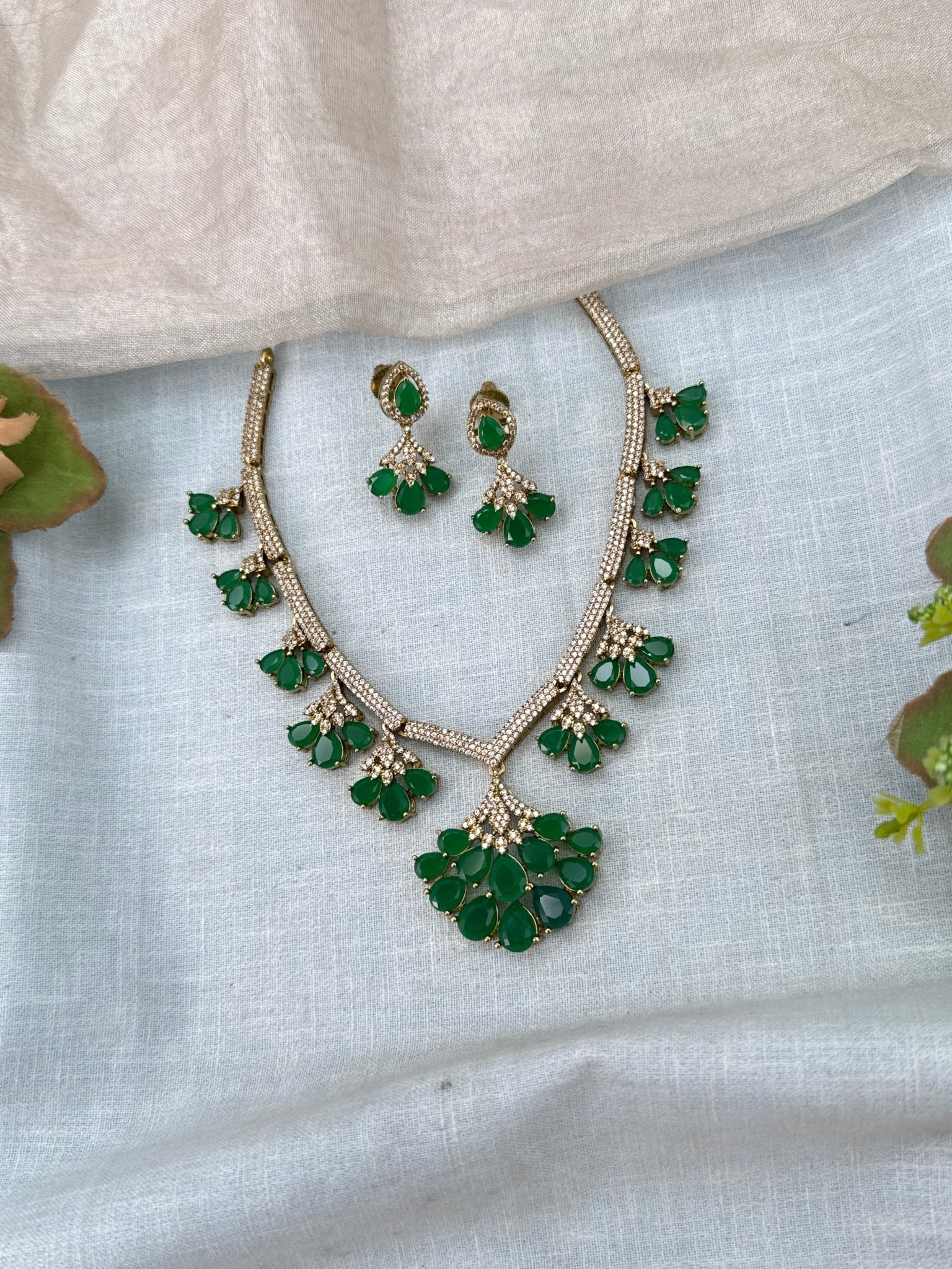 Luxurious Victorian Statement Short Necklace Set 712 - Mahilas