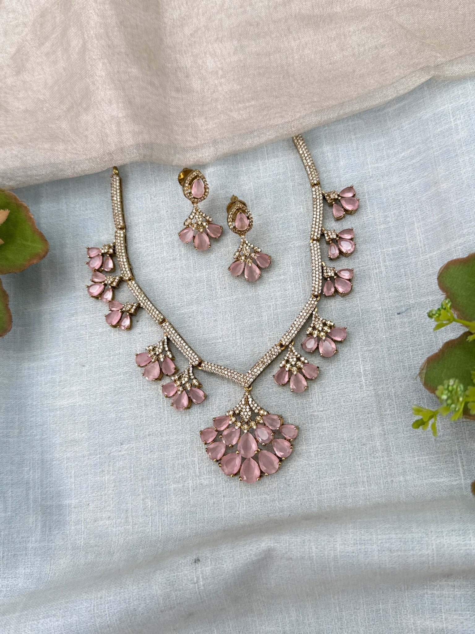 Luxurious Victorian Statement Short Necklace Set 713 - Mahilas
