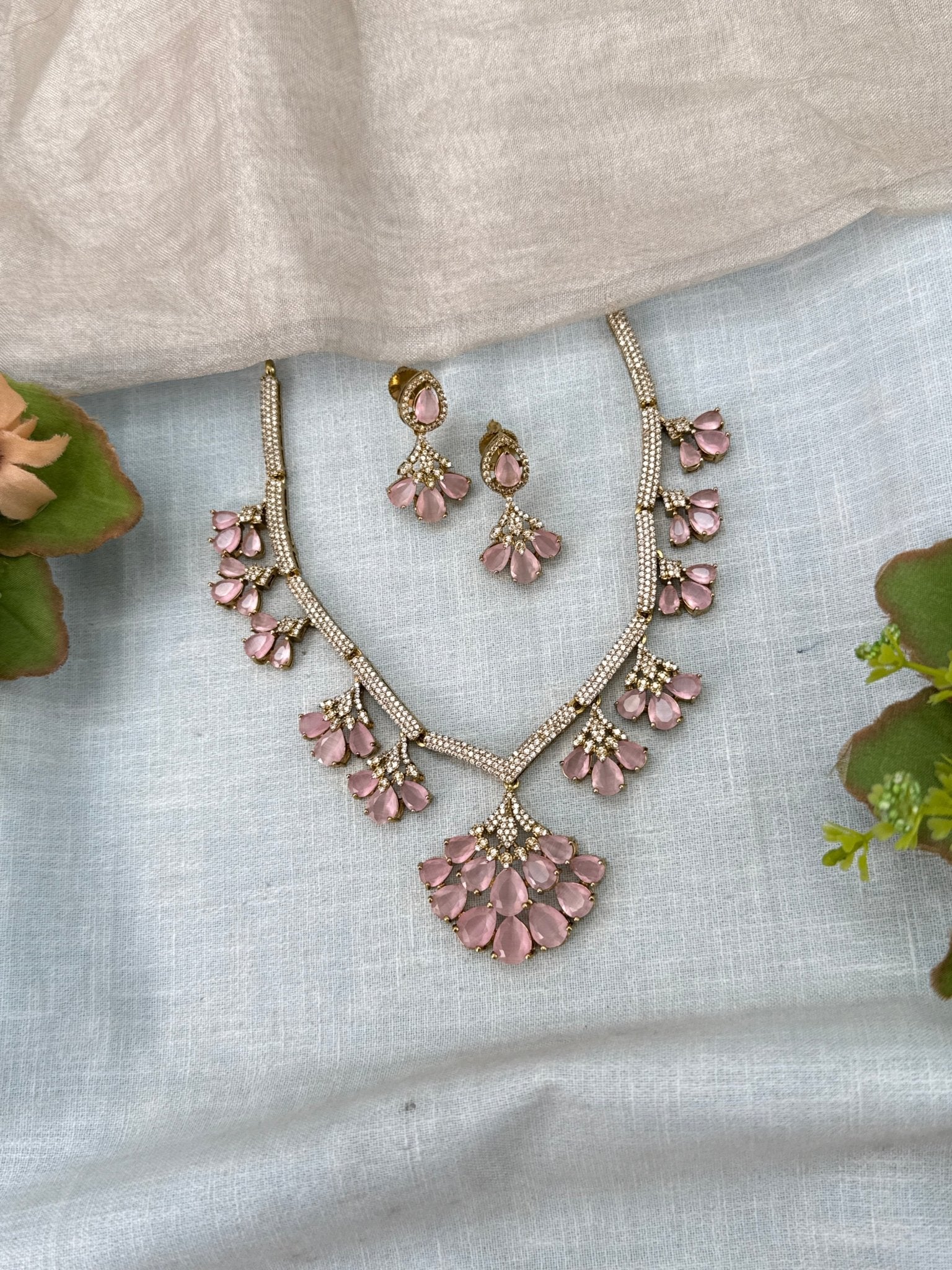 Luxurious Victorian Statement Short Necklace Set 713 - Mahilas