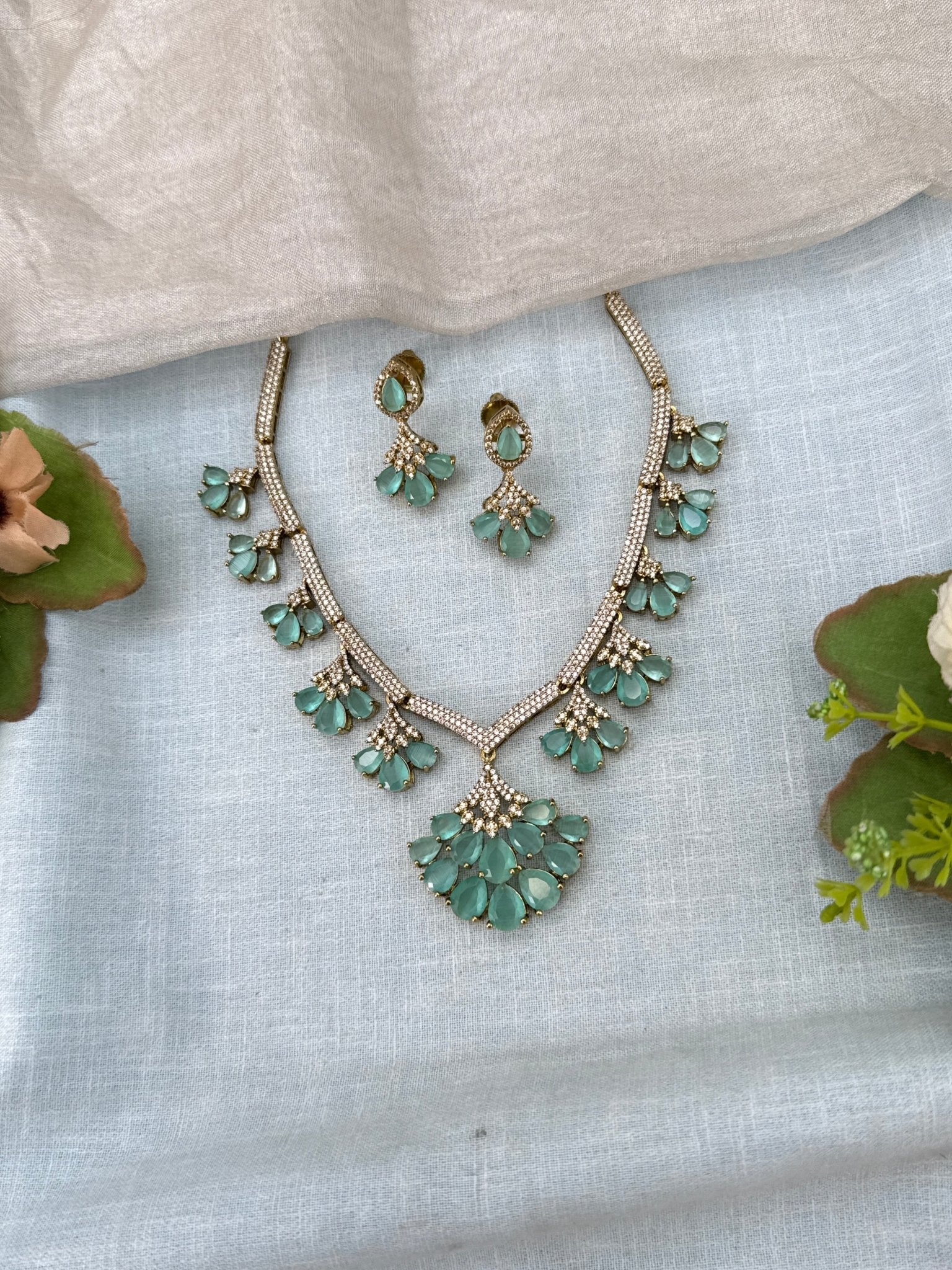 Luxurious Victorian Statement Short Necklace Set 715 - Mahilas