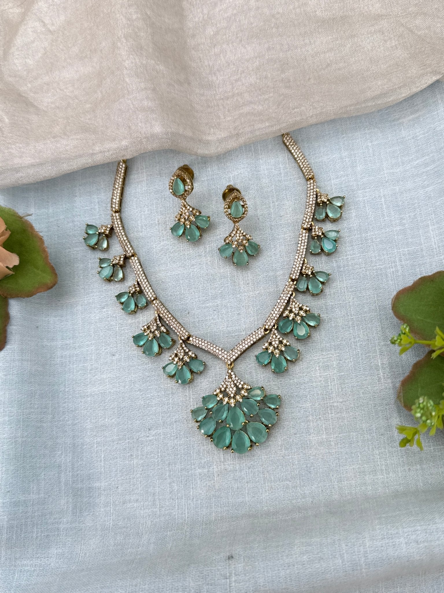 Luxurious Victorian Statement Short Necklace Set 715 - Mahilas