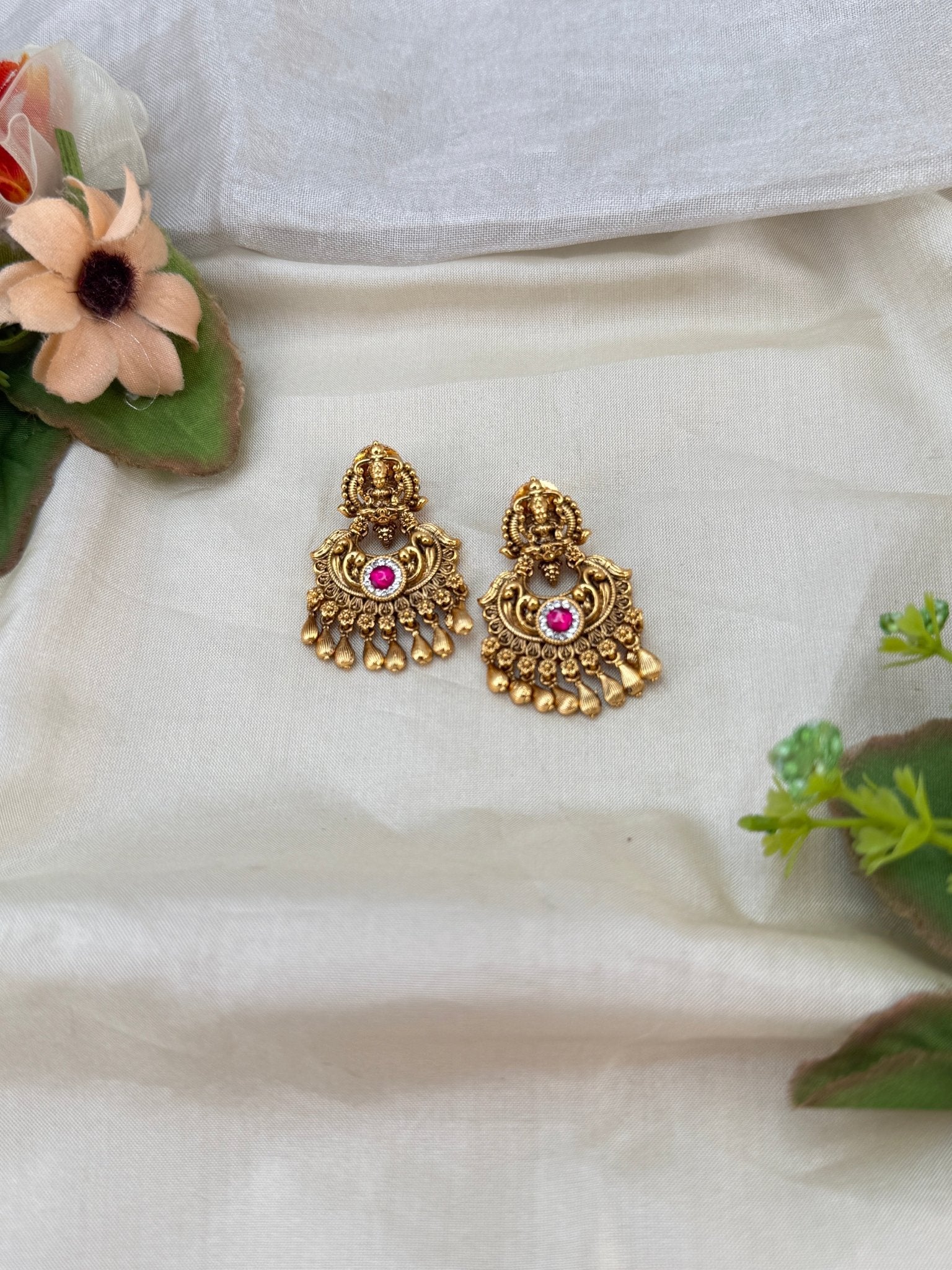 Royal Antique Earrings 1032 - Mahilas