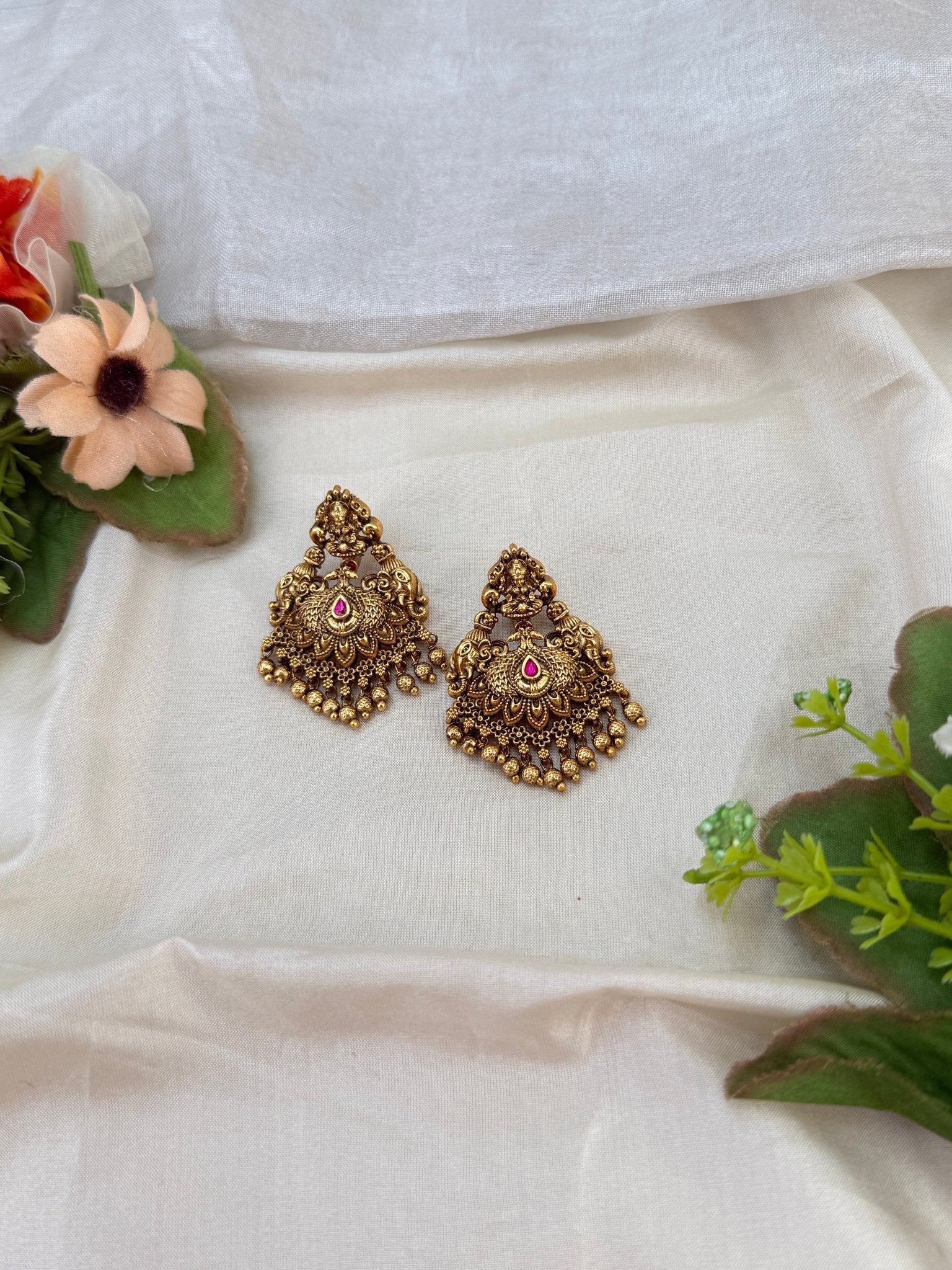Royal Antique Earrings 1036 - Mahilas