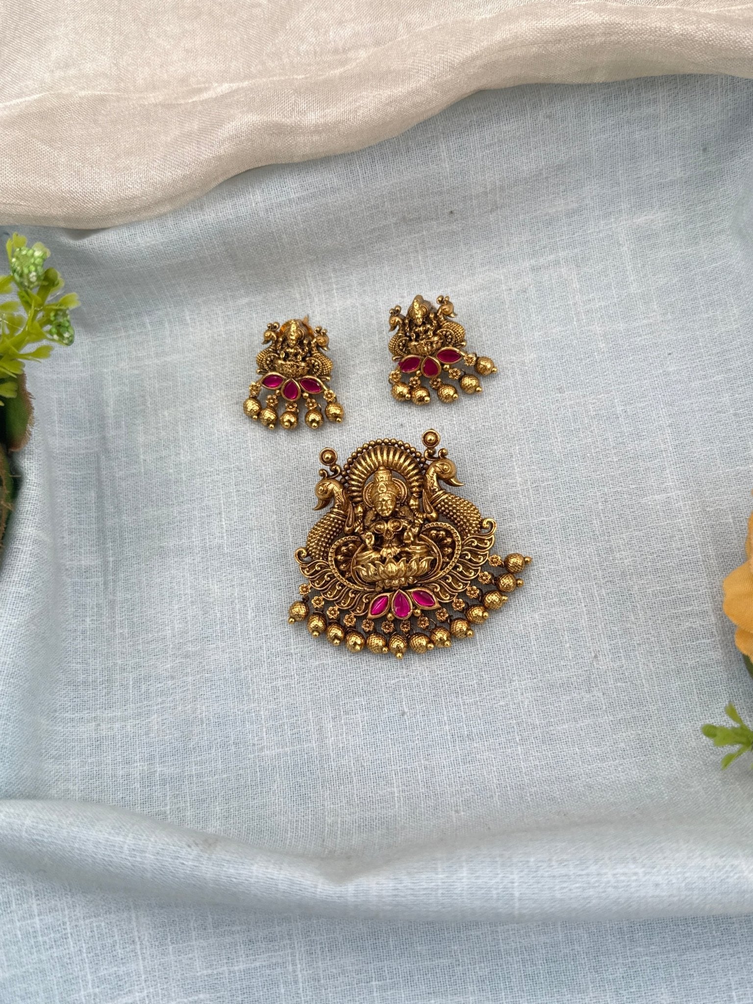 Royal Antique Lakshmi Pendant Set 288 - Mahilas