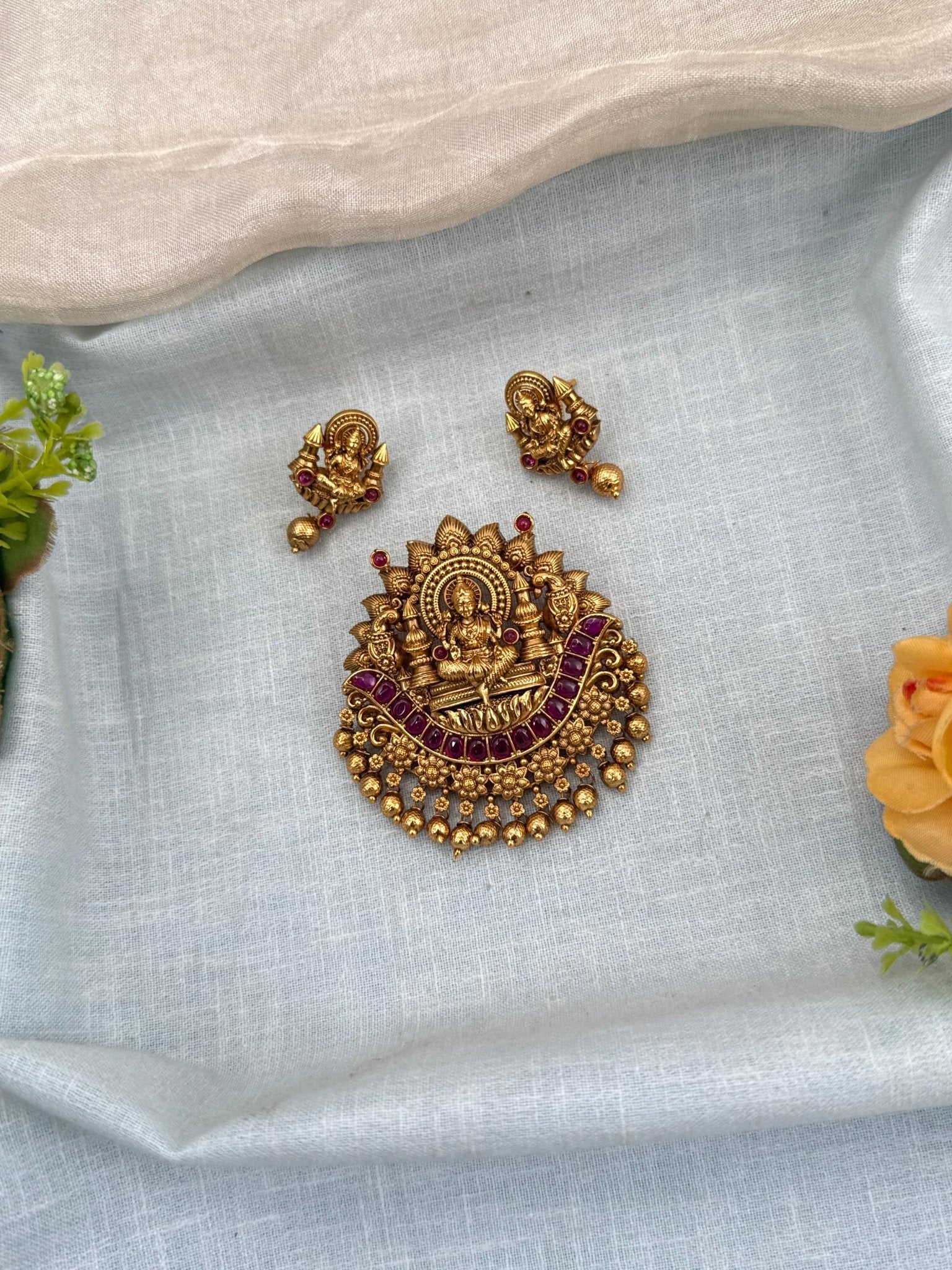 Royal Antique Lakshmi Pendant Set 292 - Mahilas