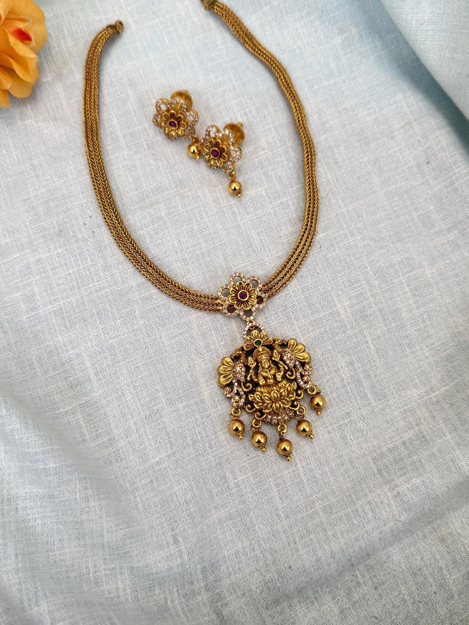 Royal Antique Pendant Short Necklace Set 0313 - Mahilas