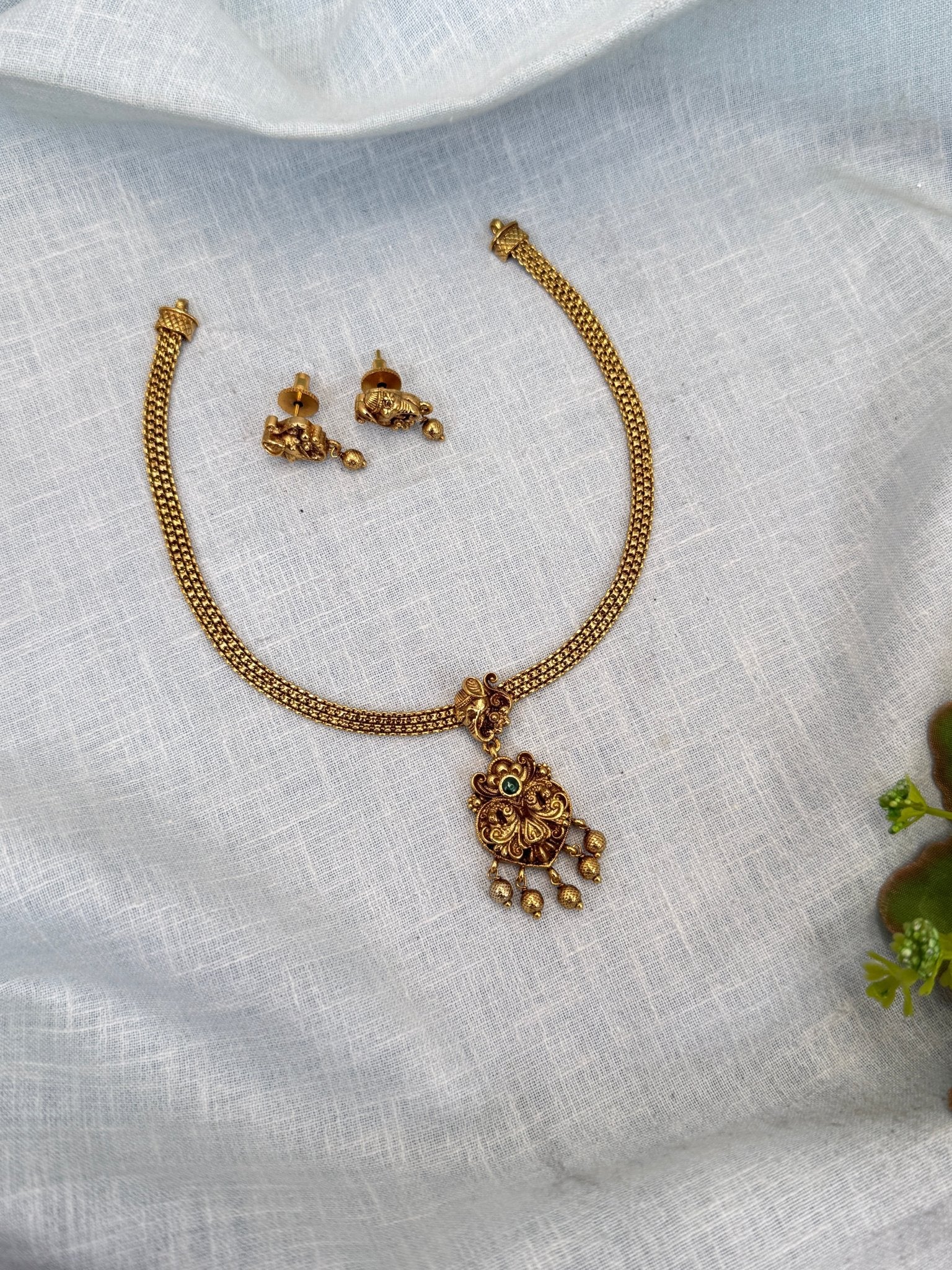 Royal Antique Pendant Short Necklace Set 0328 - Mahilas