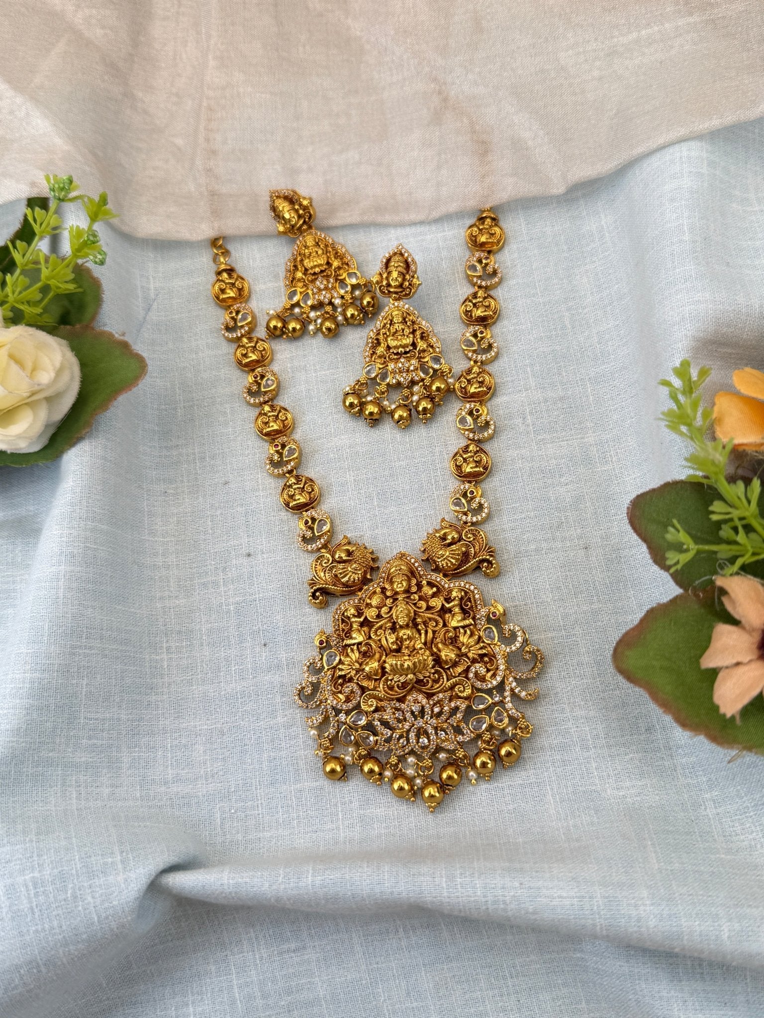 Royal Antique Pendant Short Necklace Set 1135 - Mahilas