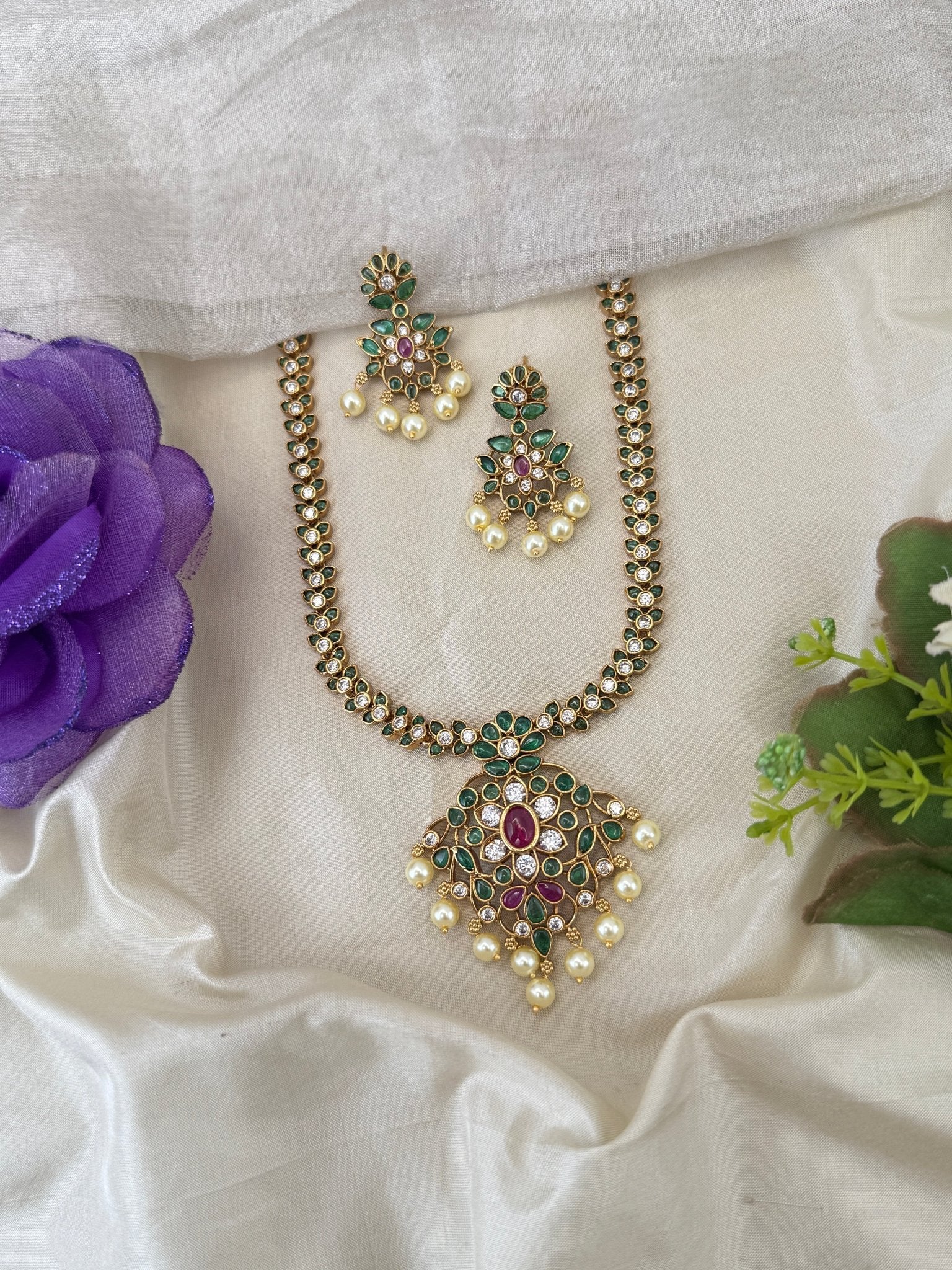 Royal Antique Pendant Short Necklace Set 1220 - Mahilas