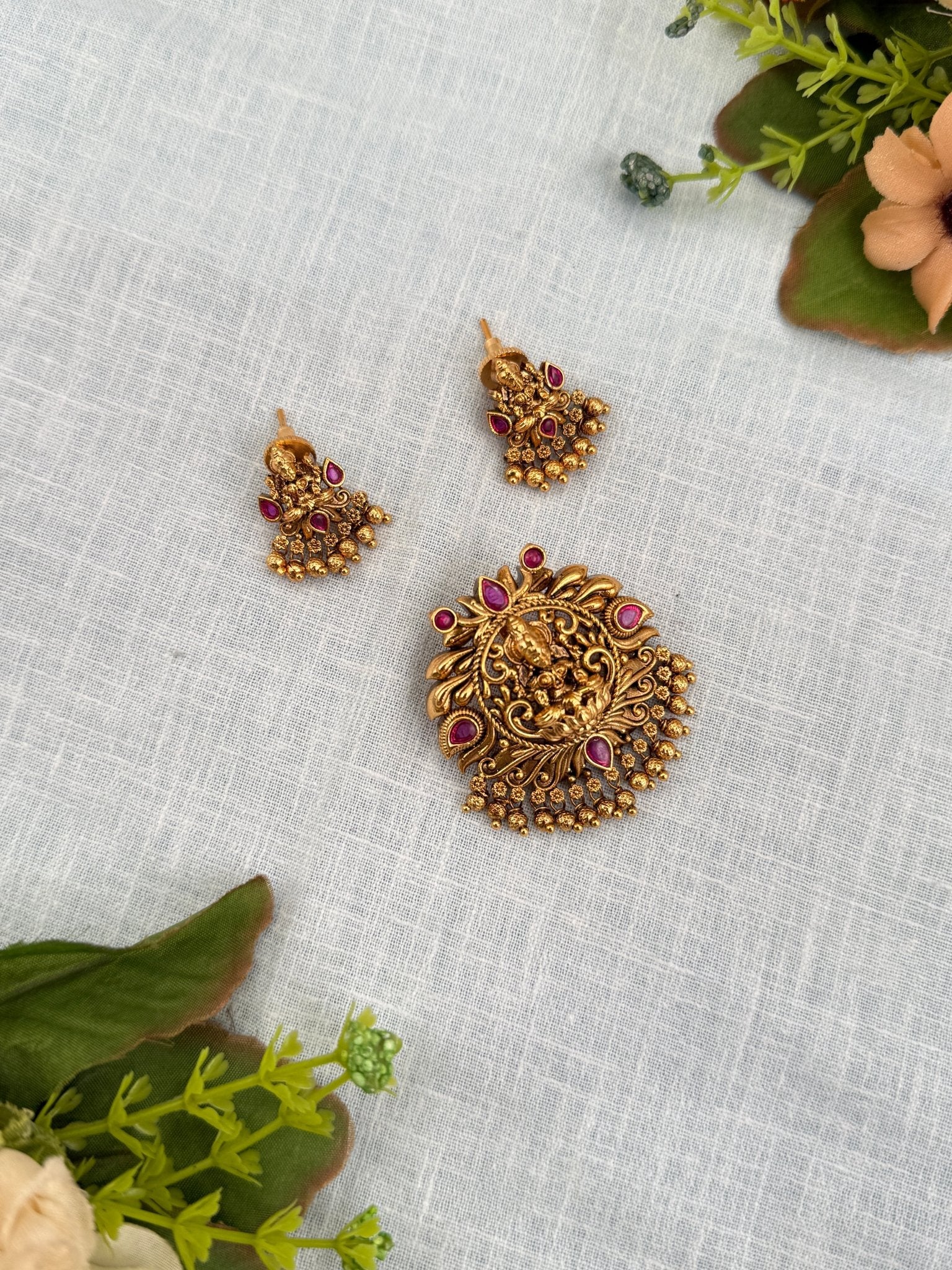 Royal Antique Pendant With Earrings 118 - Mahilas