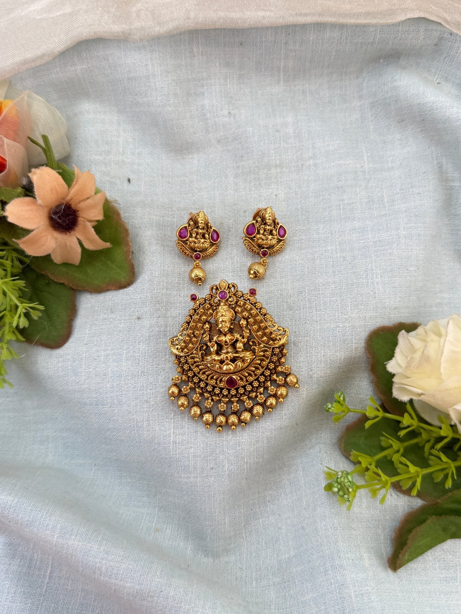 Royal Antique Pendant with Earrings Set 323 - Mahilas