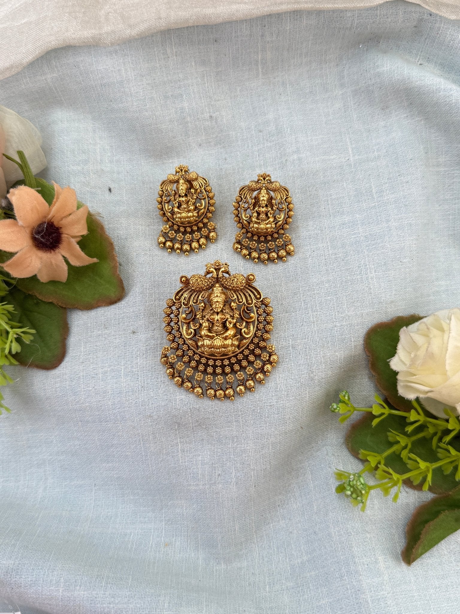 Royal Antique Pendant with Earrings Set 325 - Mahilas