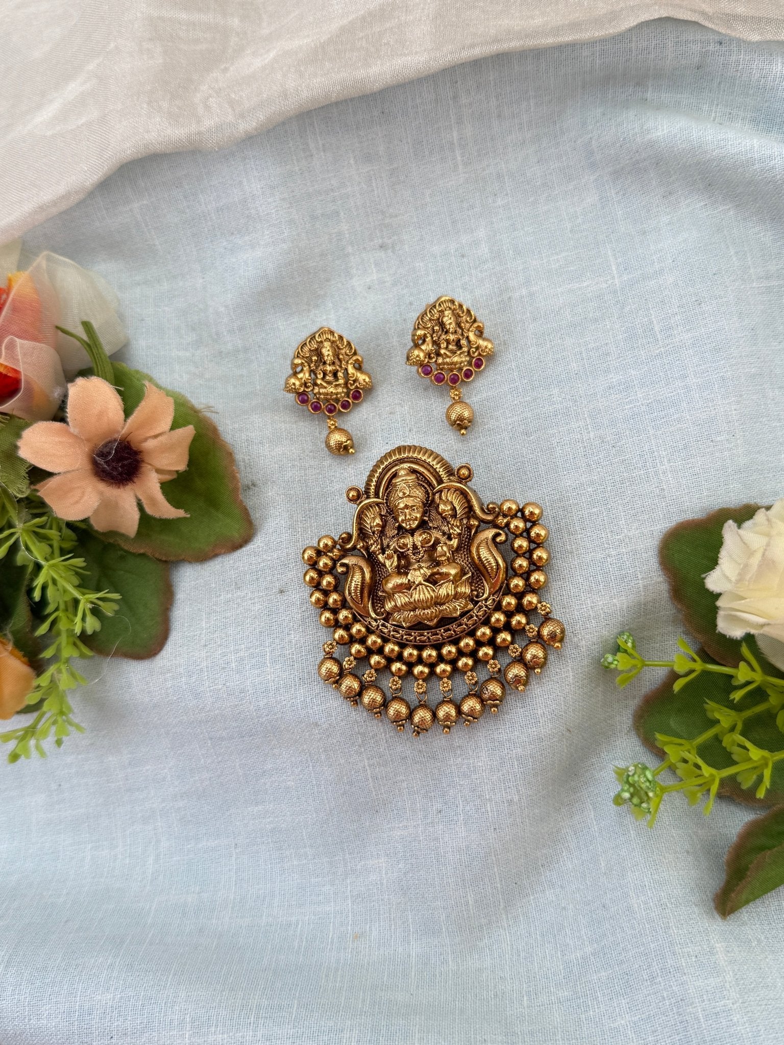 Royal Antique Pendant with Earrings Set 327 - Mahilas