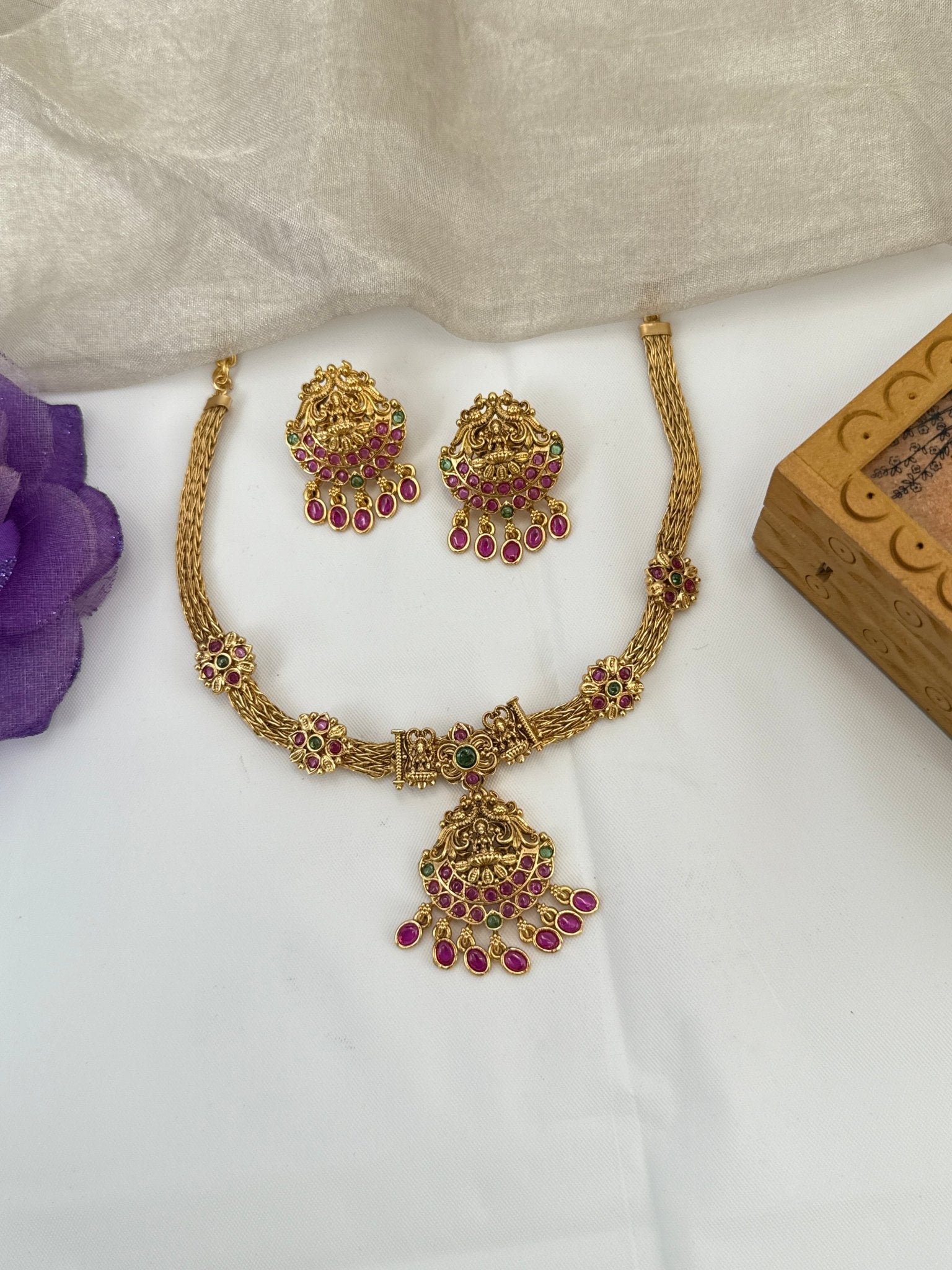 Royal Antique Short Necklace Set 1032 - Mahilas