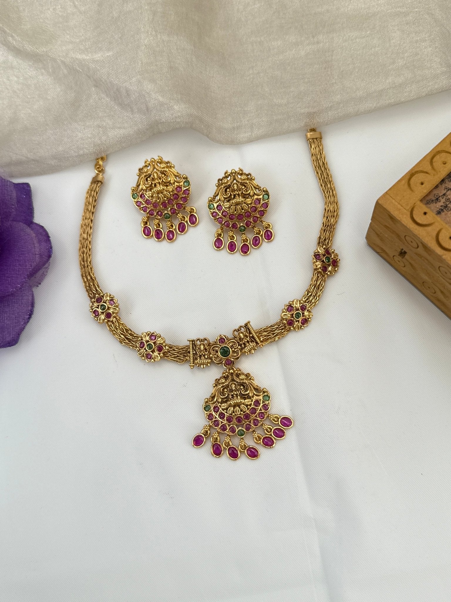 Royal Antique Short Necklace Set 1032 - Mahilas