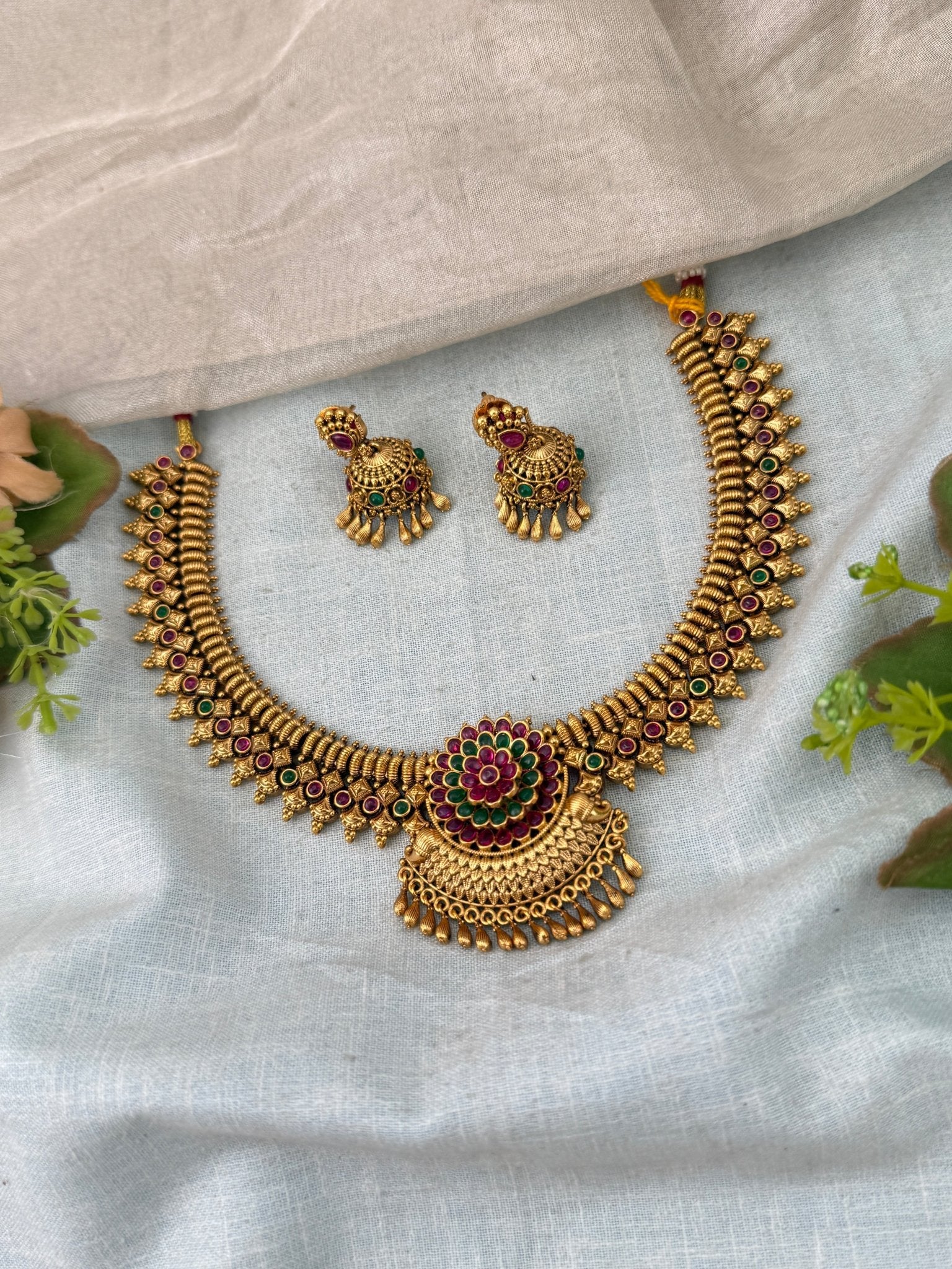 Royal Antique Short Necklace Set 1095 - Mahilas
