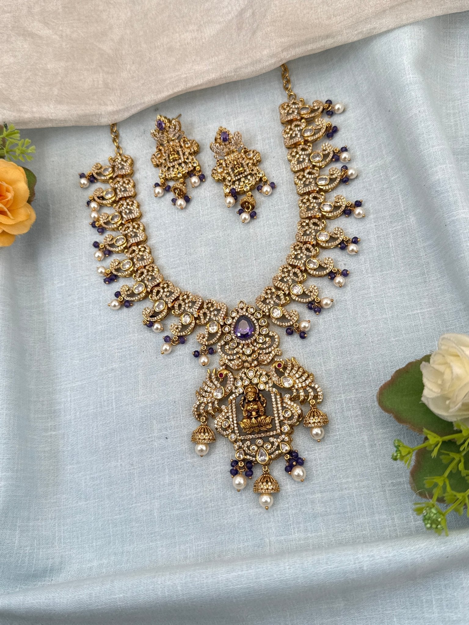 Royal Antique Stone Lakshmi Pendant Short Necklace Set 0756 - Mahilas