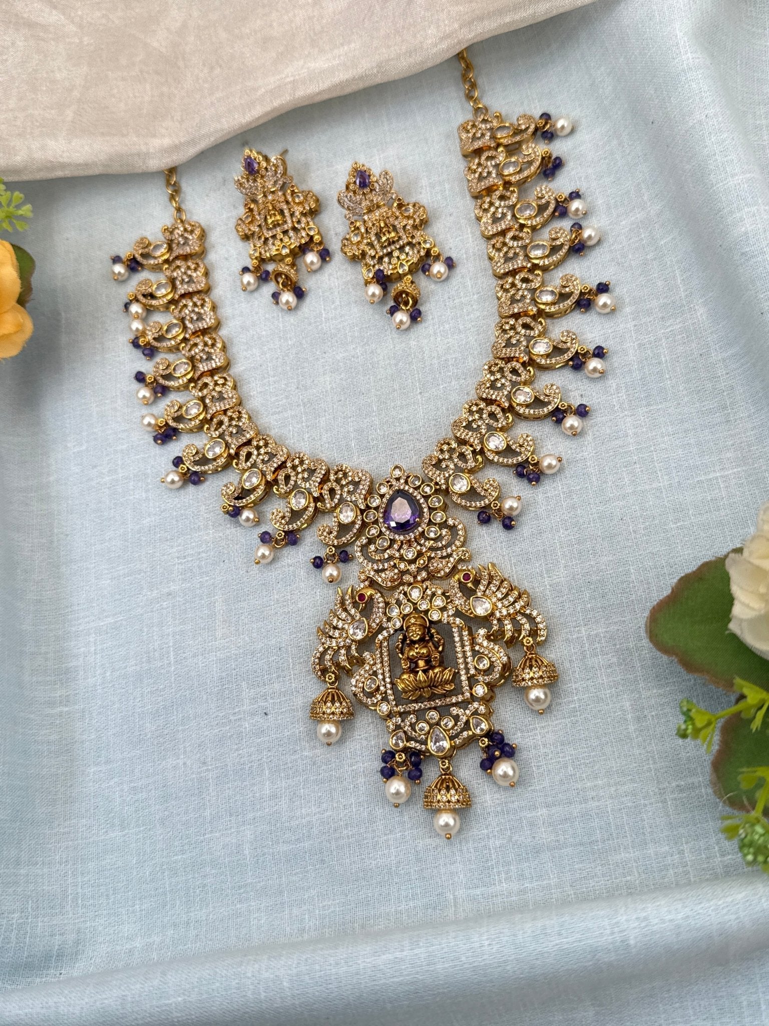 Royal Antique Stone Lakshmi Pendant Short Necklace Set 0756 - Mahilas