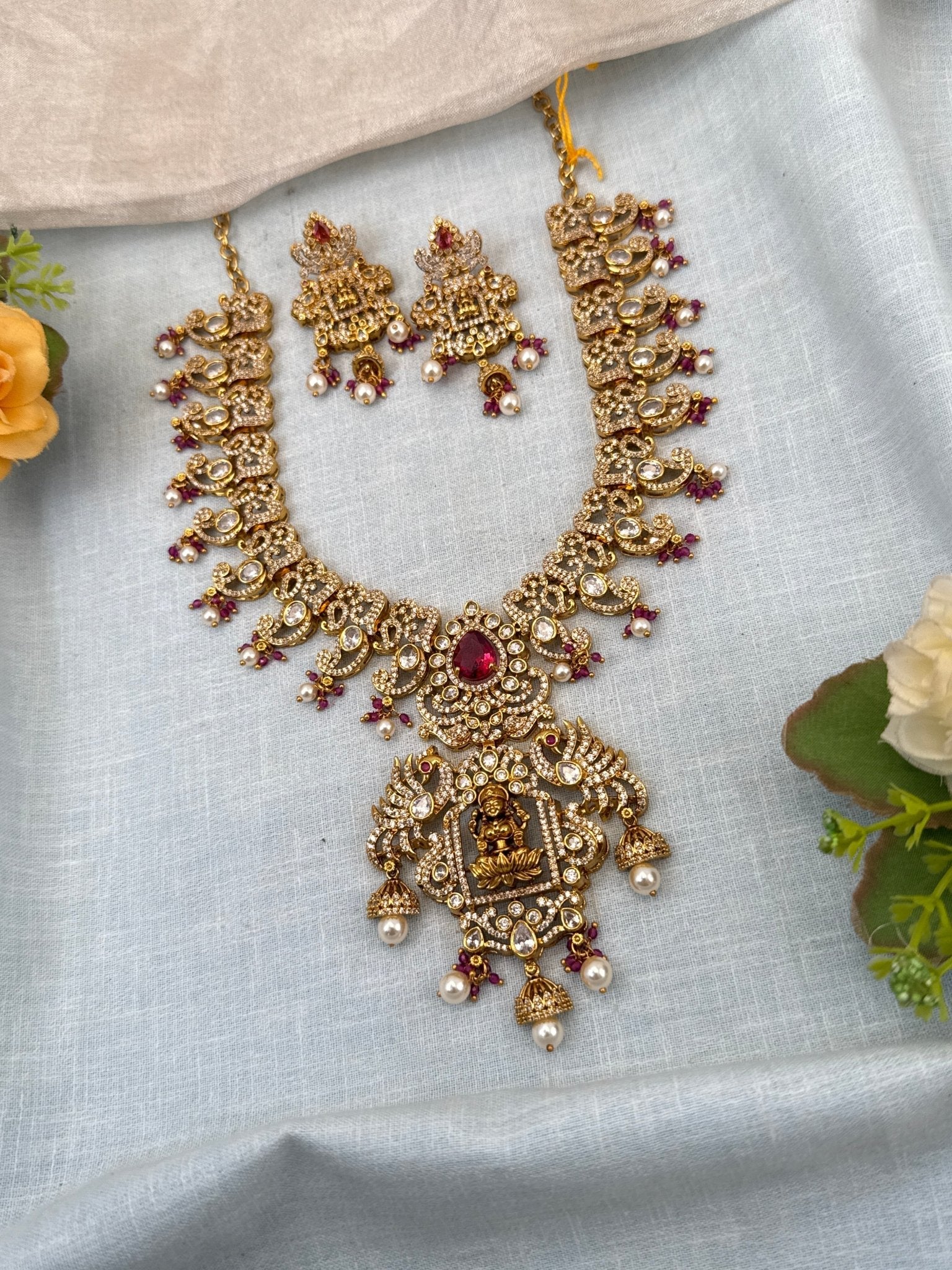 Royal Antique Stone Lakshmi Pendant Short Necklace Set 0757 - Mahilas