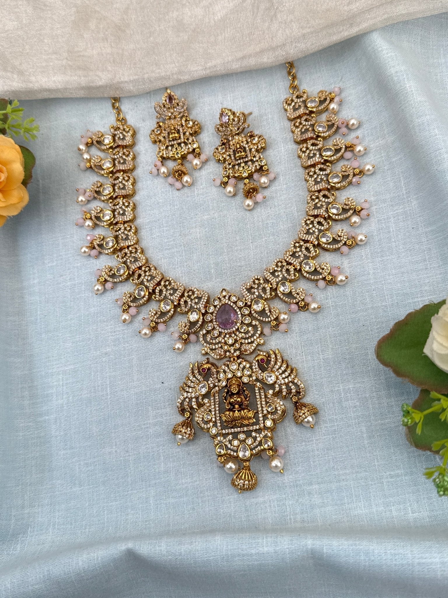 Royal Antique Stone Lakshmi Pendant Short Necklace Set 0758 - Mahilas