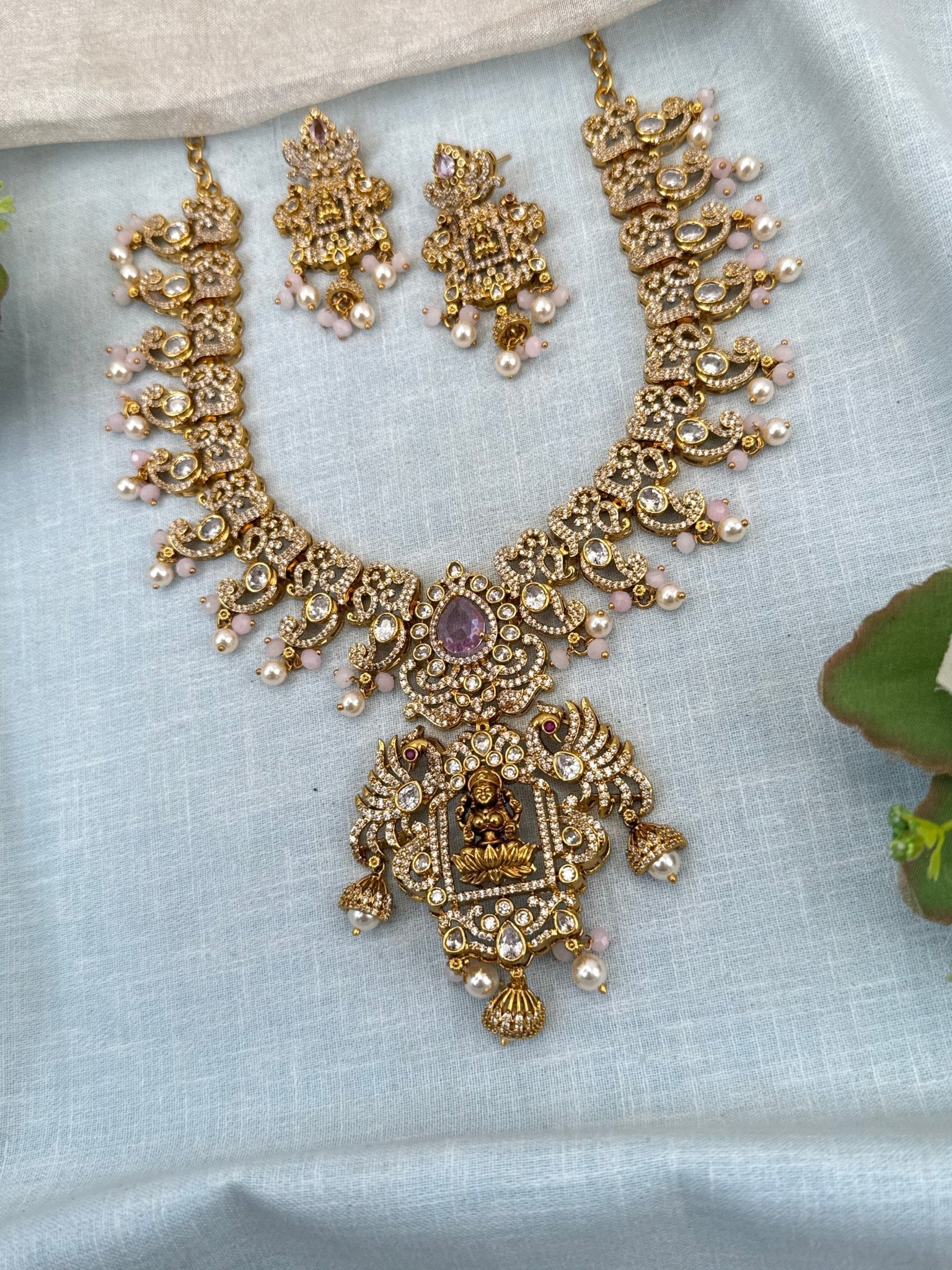 Royal Antique Stone Lakshmi Pendant Short Necklace Set 0758 - Mahilas