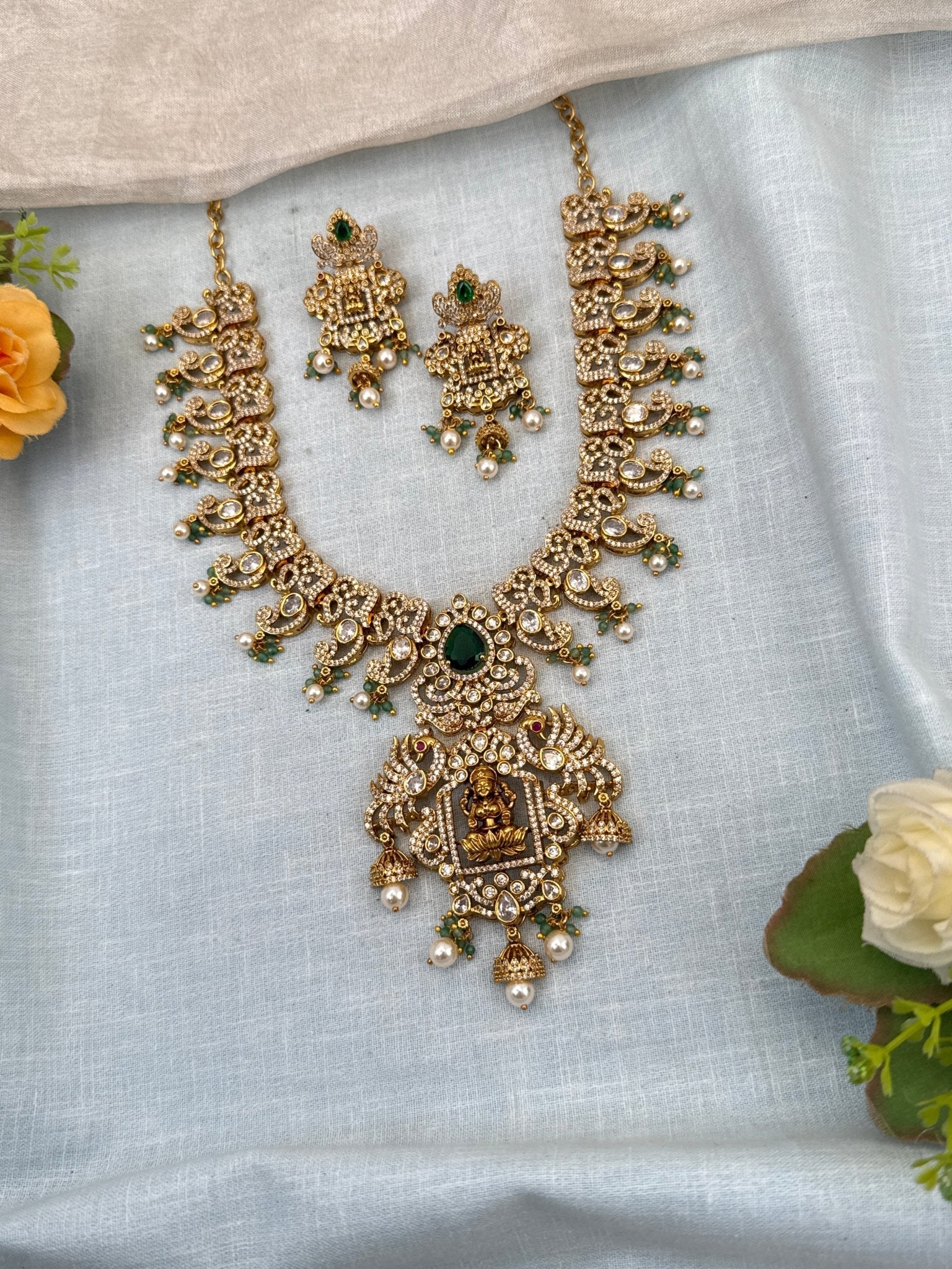 Royal Antique Stone Lakshmi Pendant Short Necklace Set 0760 - Mahilas