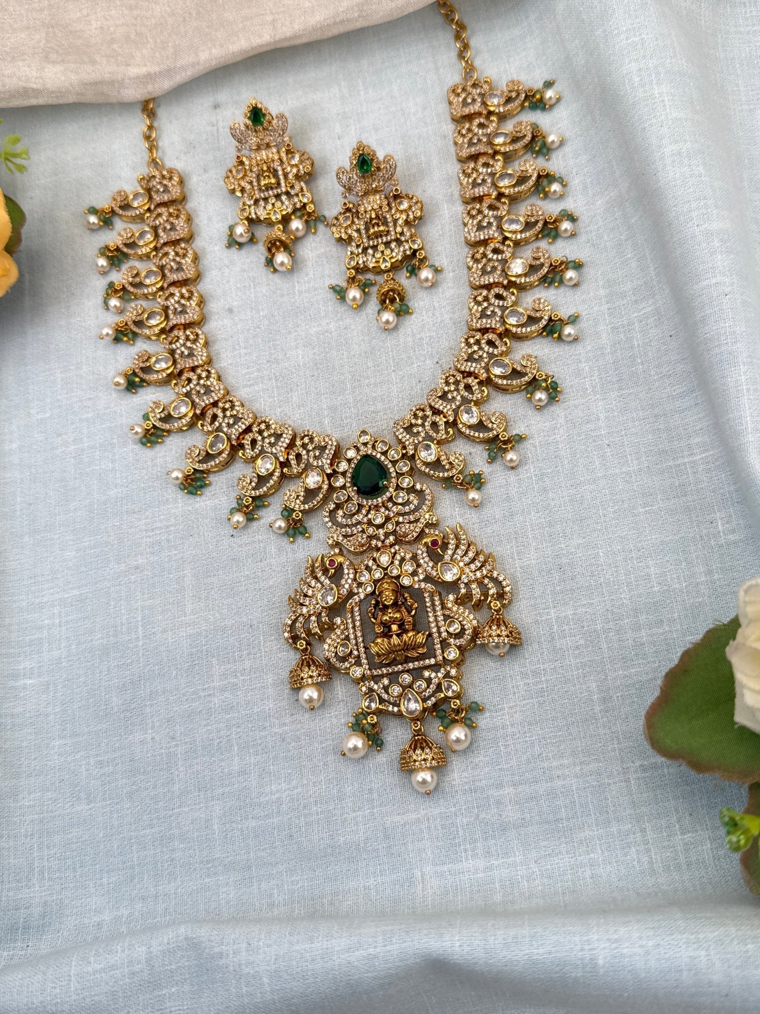 Royal Antique Stone Lakshmi Pendant Short Necklace Set 0760 - Mahilas